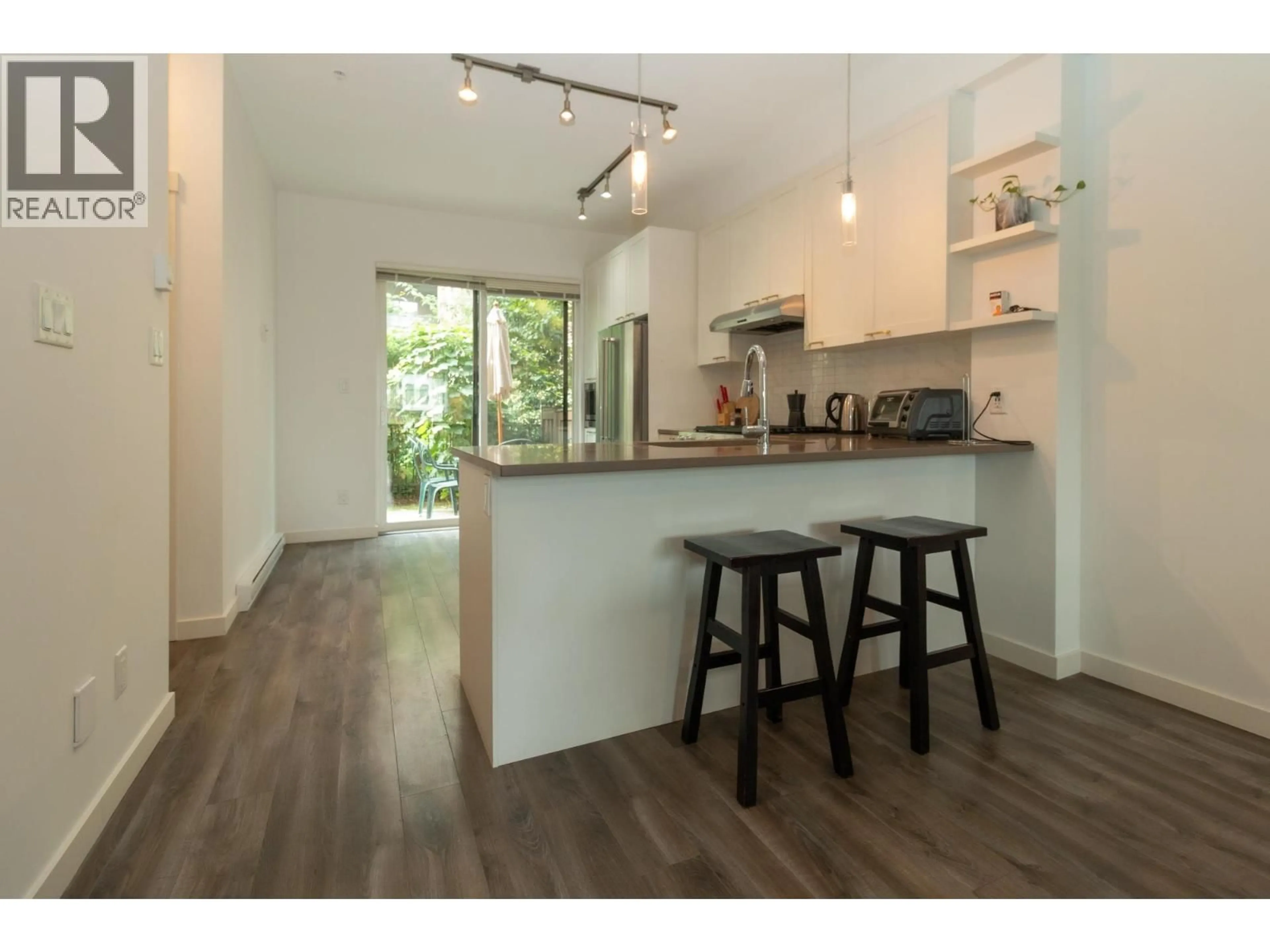 Open concept kitchen, wood/laminate floor for 1220 GRANITE DRIVE, Squamish British Columbia V8B0V9