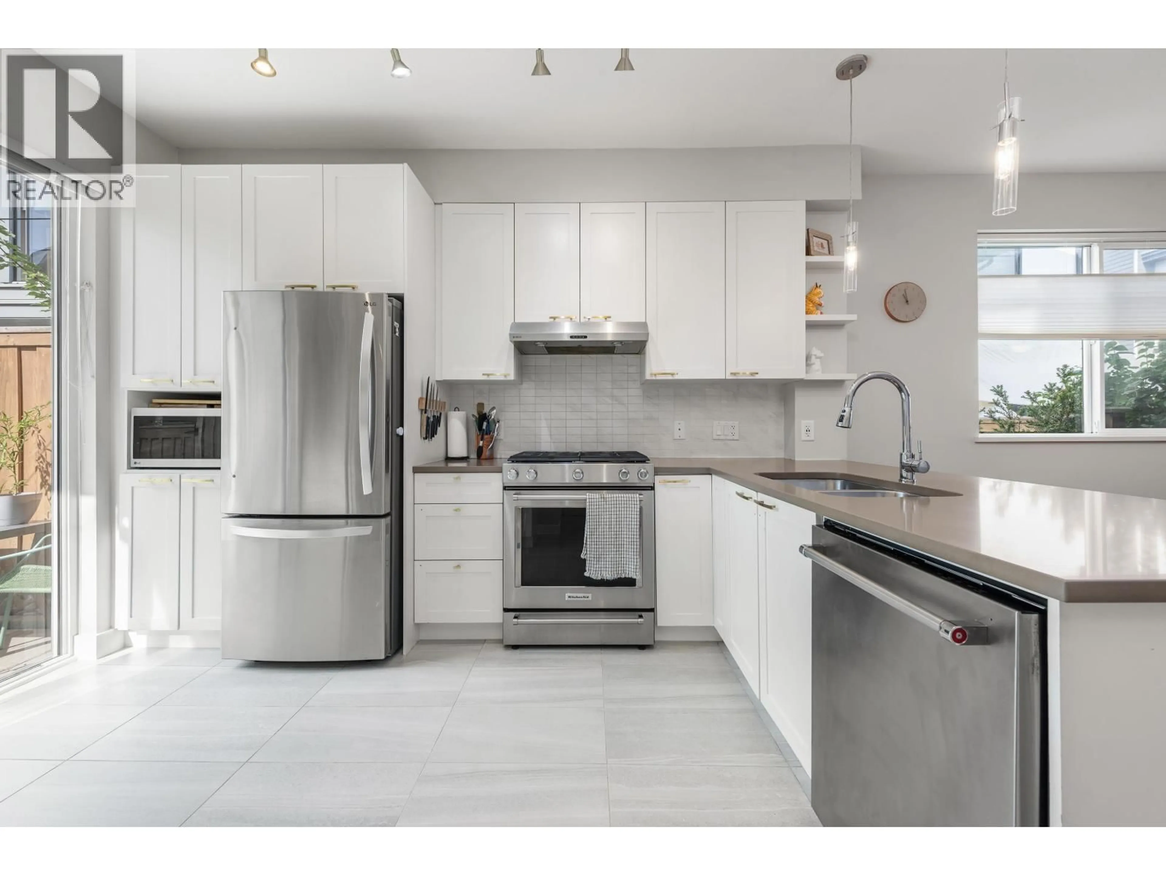 Open concept kitchen, ceramic/tile floor for 1218 BRANDYWINE DRIVE, Squamish British Columbia V8B0V9