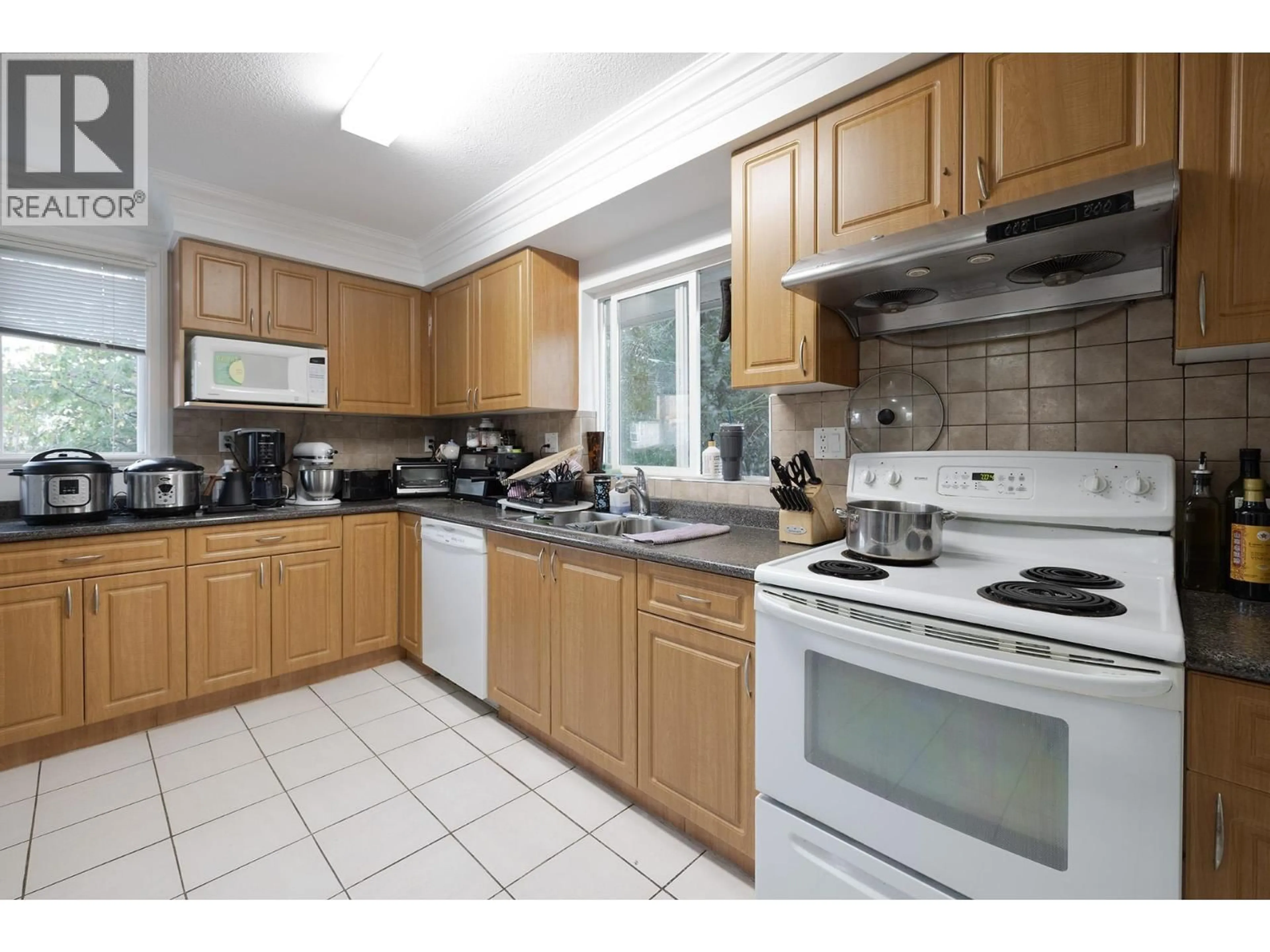 Standard kitchen, ceramic/tile floor for 6300 GRANVILLE AVENUE, Richmond British Columbia V7C1G1