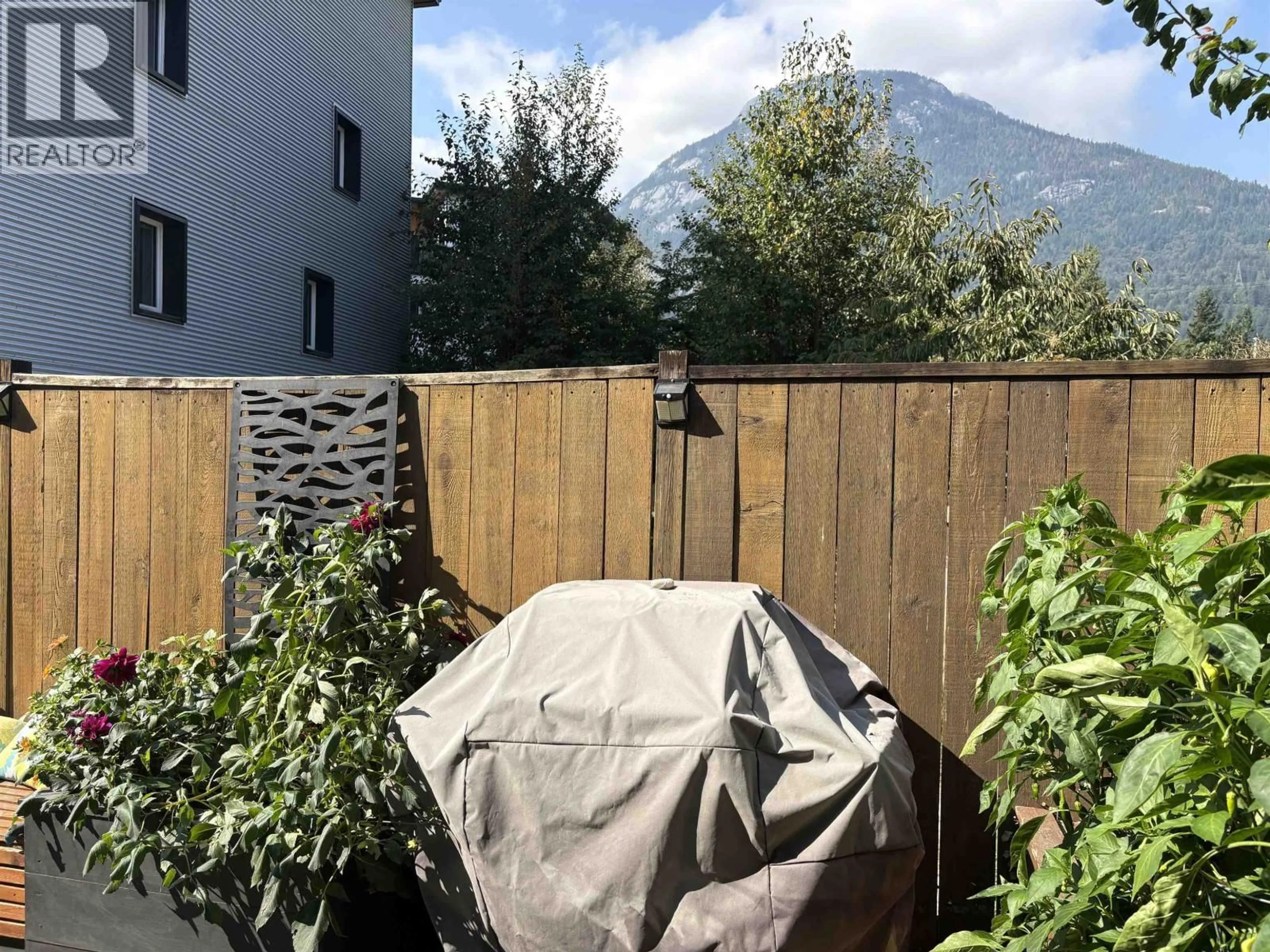 Patio, mountain view for 18 - 39752 GOVERNMENT ROAD, Squamish British Columbia V8E0A9