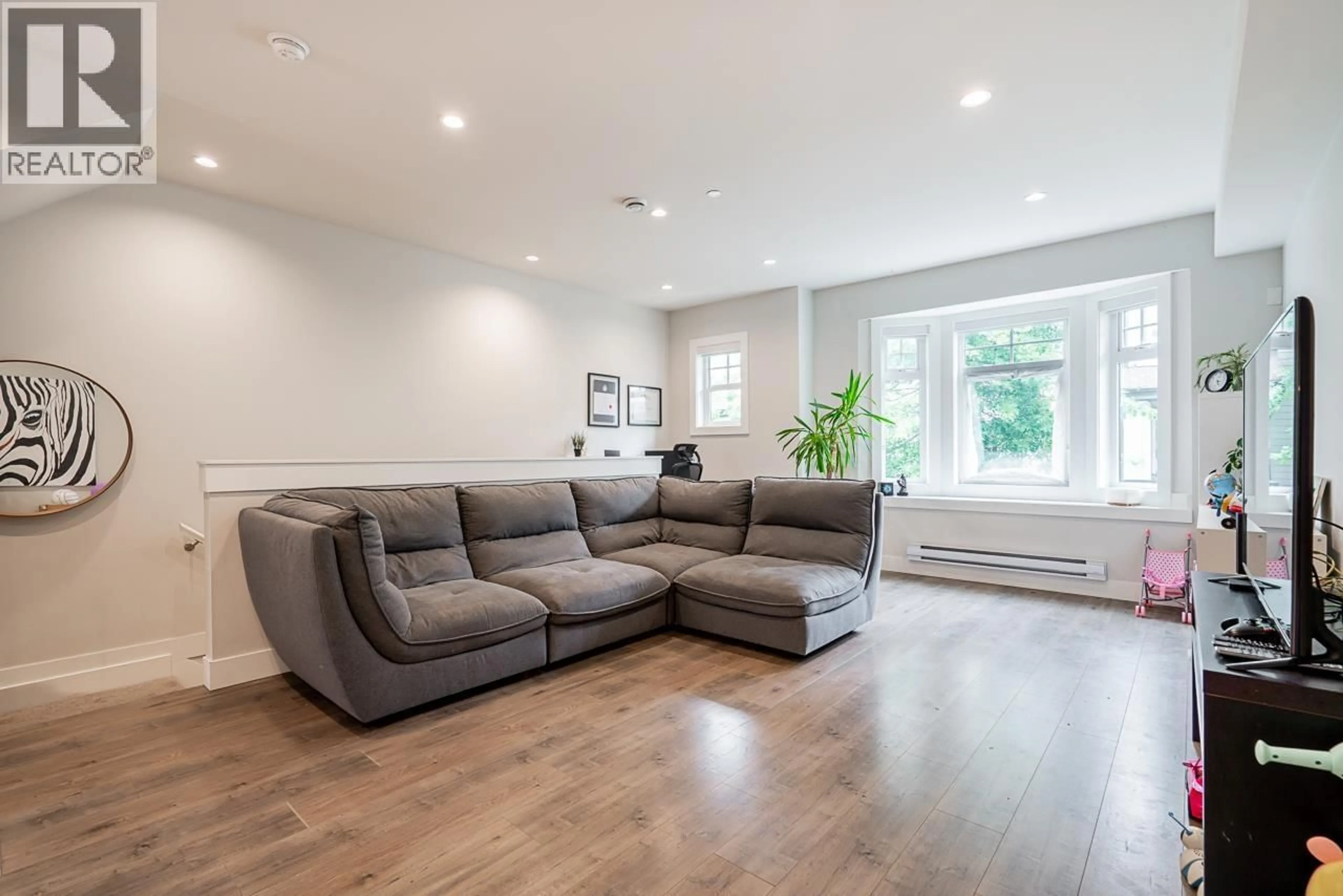 Living room with furniture, wood/laminate floor for 26 - 189 WOOD STREET, New Westminster British Columbia V3M0L7
