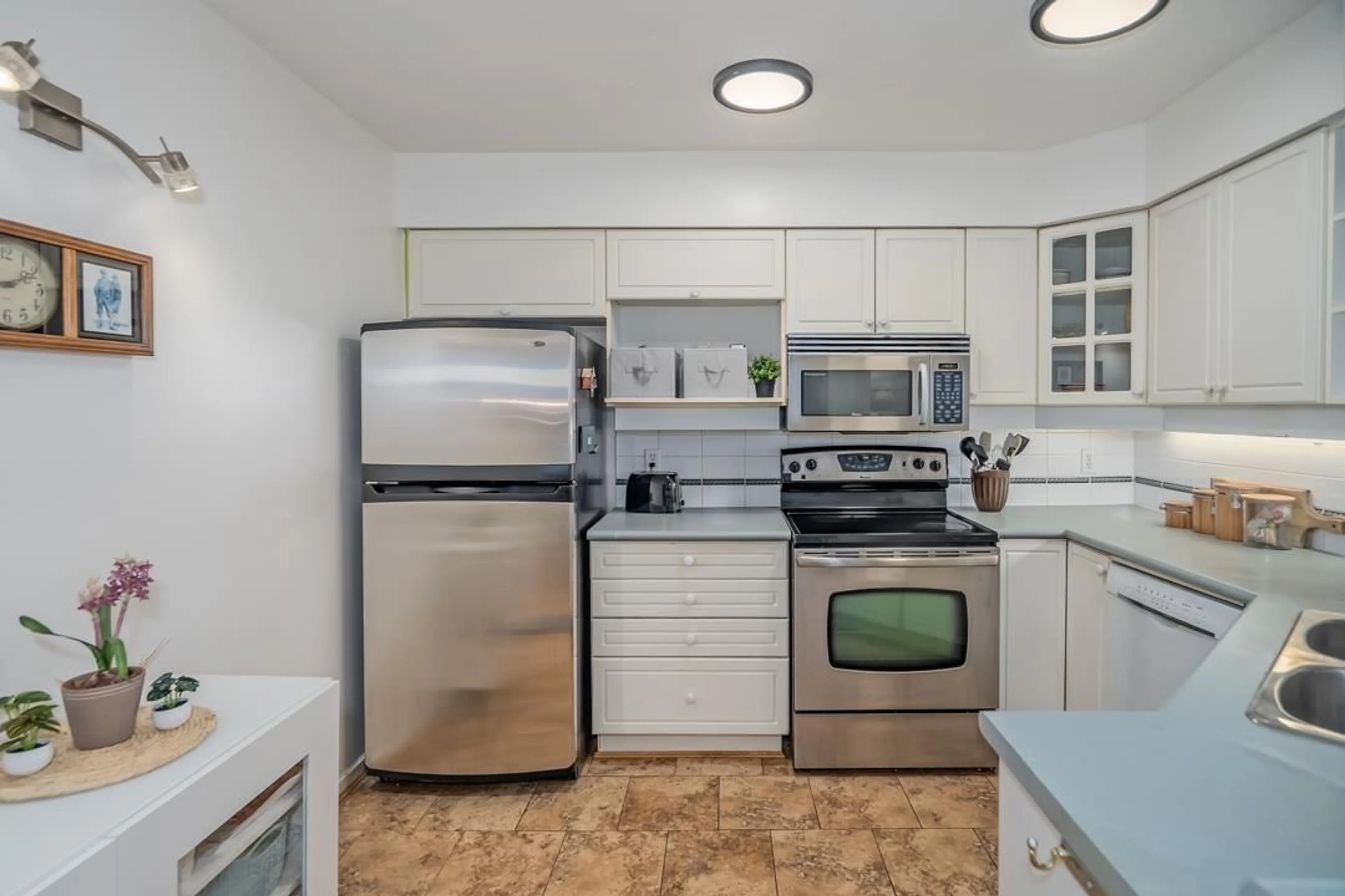Standard kitchen, unknown for 309 - 20120 56, Langley British Columbia V3A3Y4