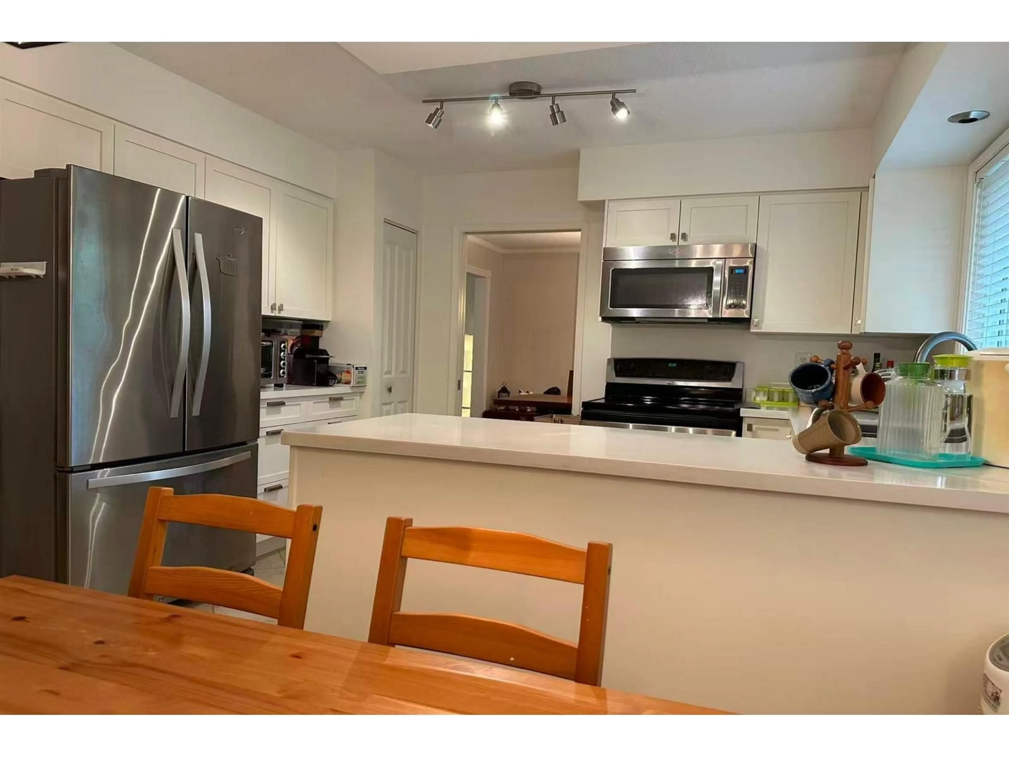 Open concept kitchen, wood/laminate floor for 10986 WESTRIDGE, Delta British Columbia V4E2N5