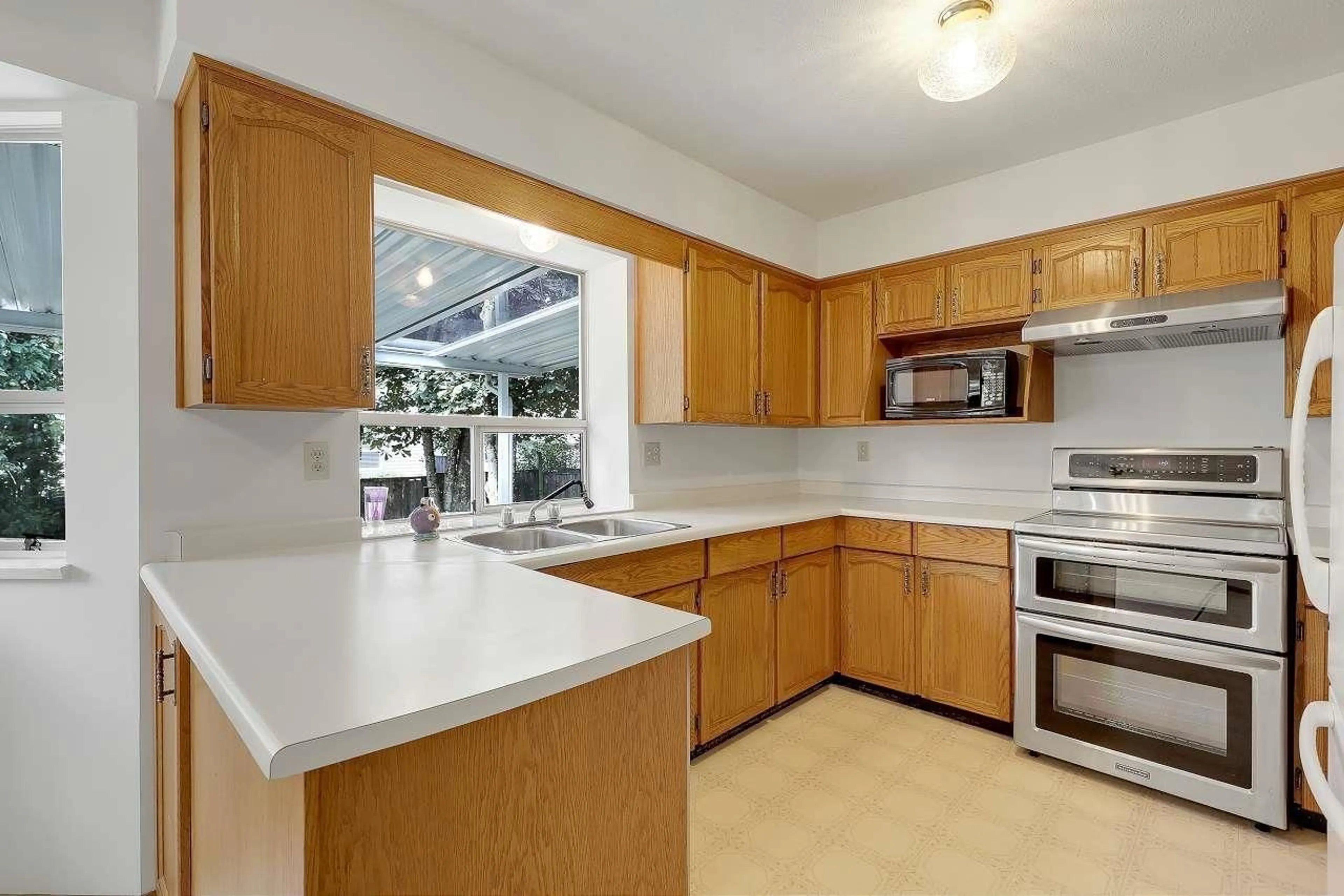 Standard kitchen, unknown for 5879 169, Surrey British Columbia V3S7A1