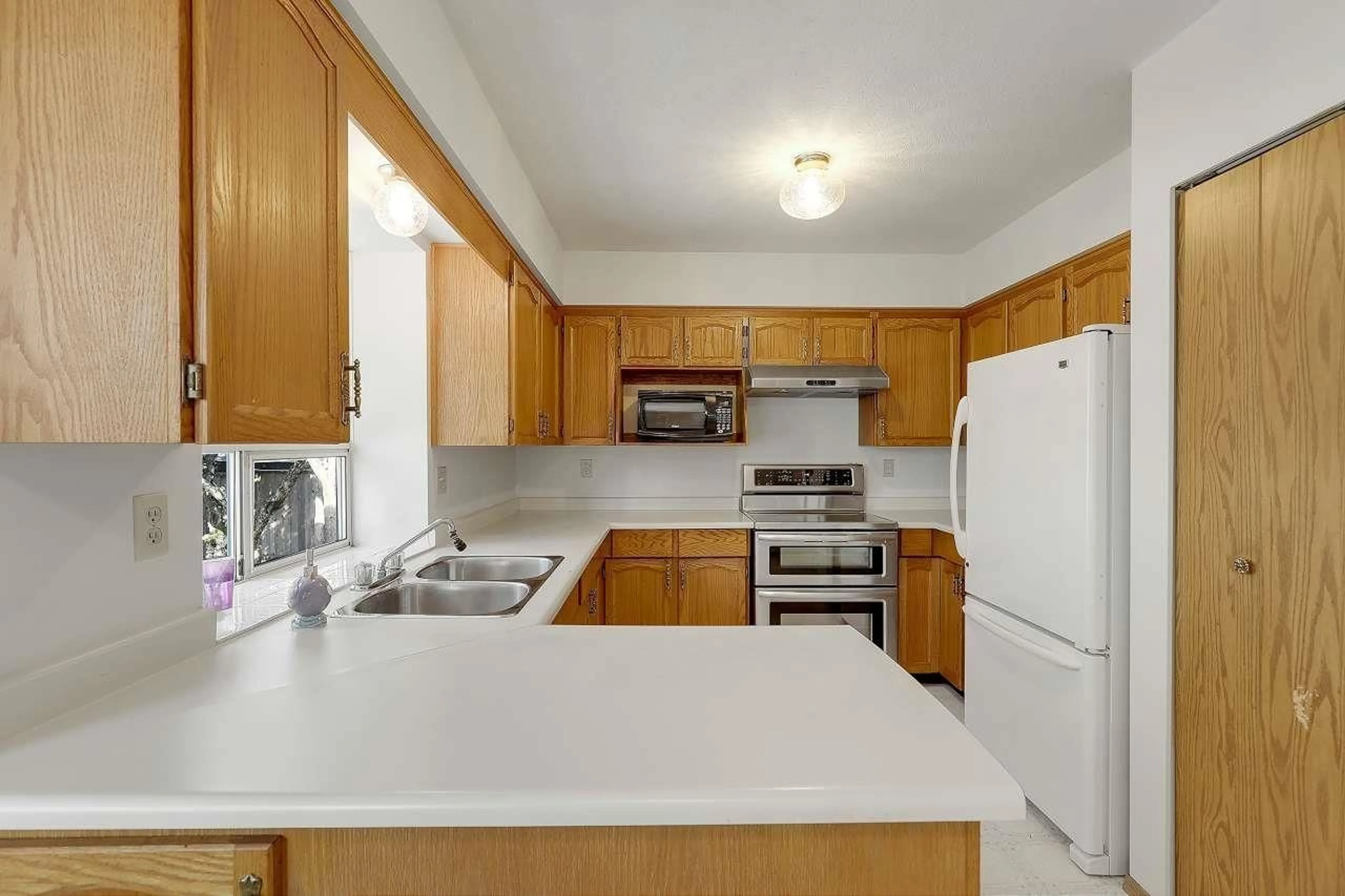 Standard kitchen, unknown for 5879 169, Surrey British Columbia V3S7A1