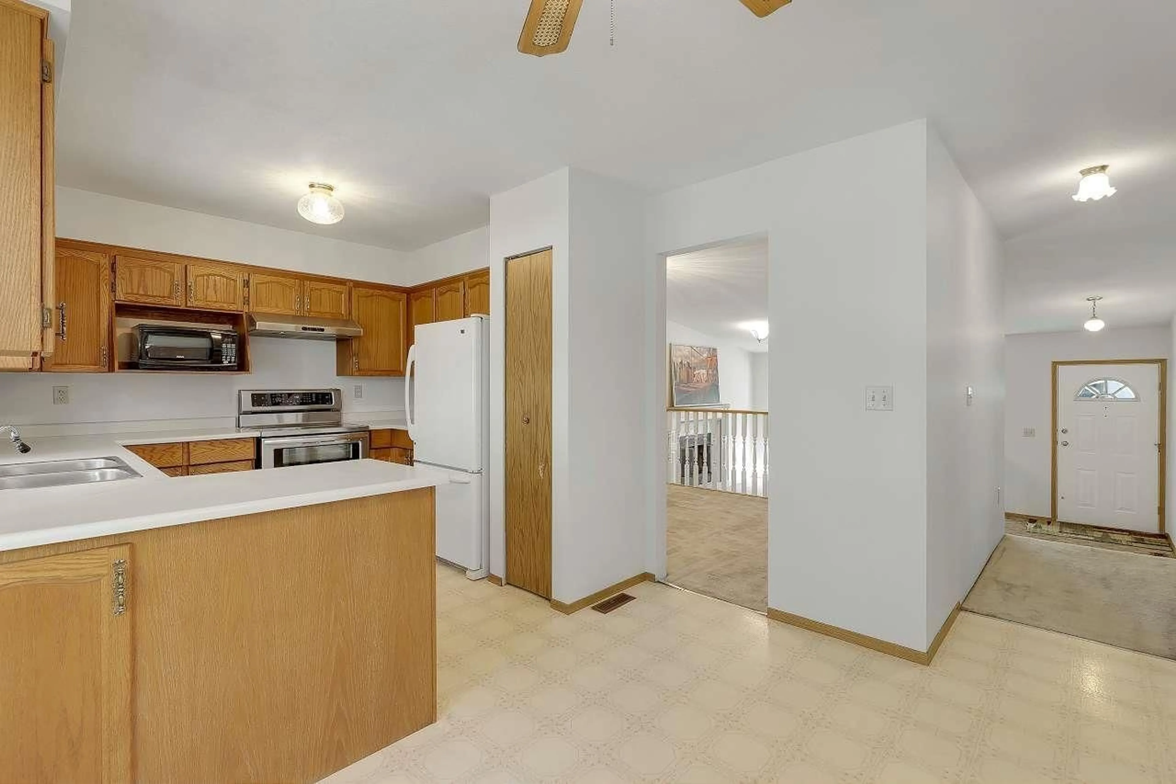 Standard kitchen, unknown for 5879 169, Surrey British Columbia V3S7A1