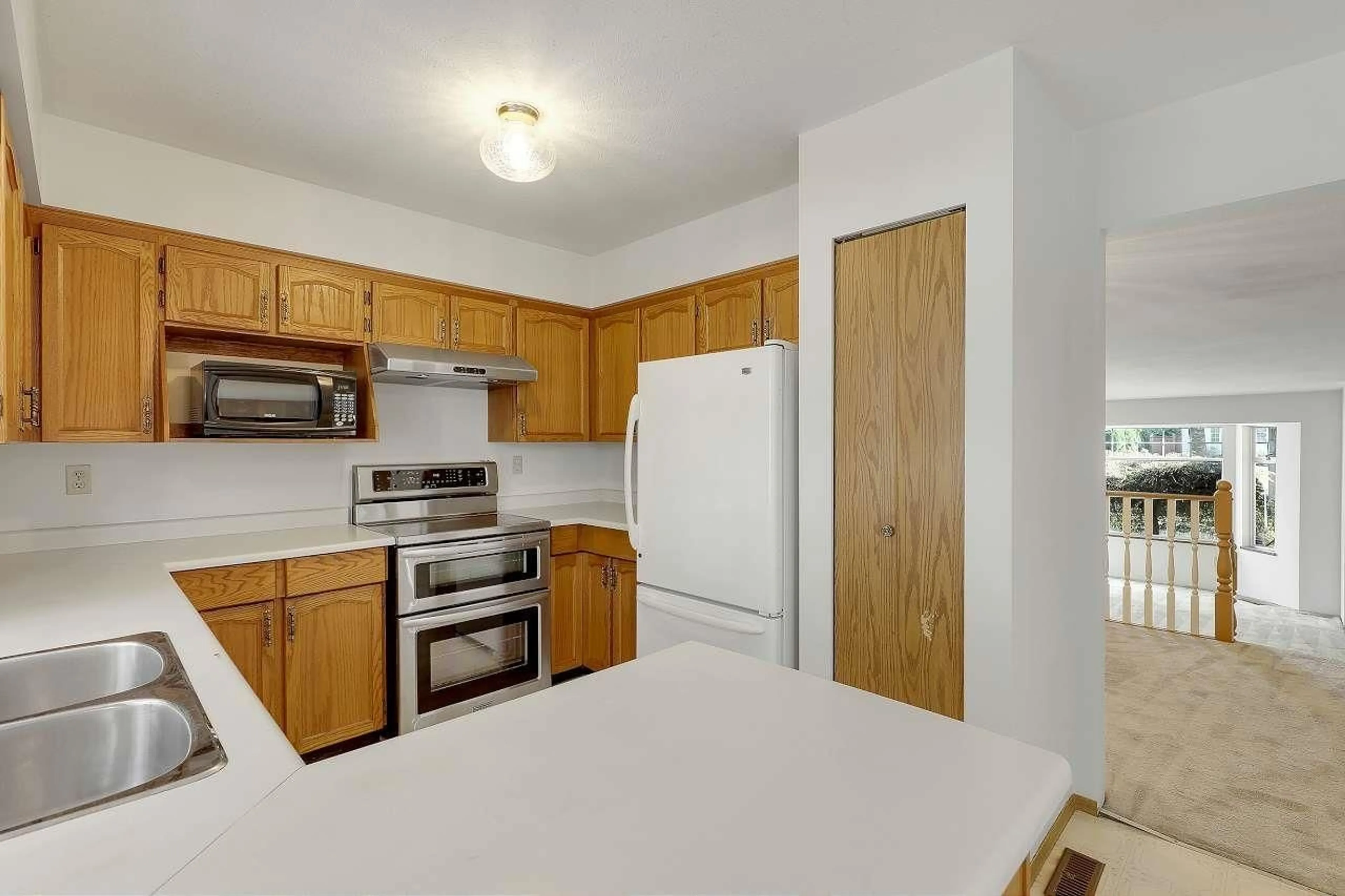 Standard kitchen, unknown for 5879 169, Surrey British Columbia V3S7A1