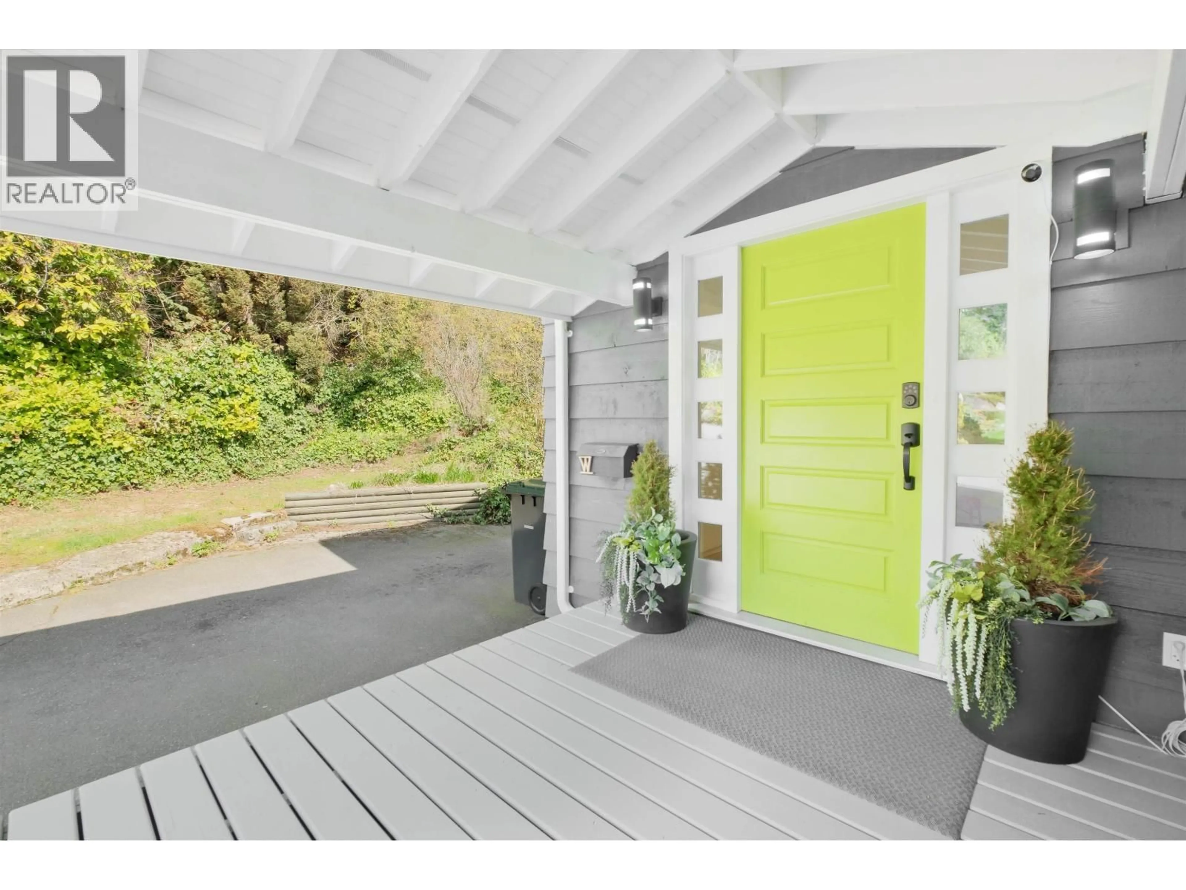 Indoor entryway for 1095 KEITH ROAD, North Vancouver British Columbia V7P1Y6
