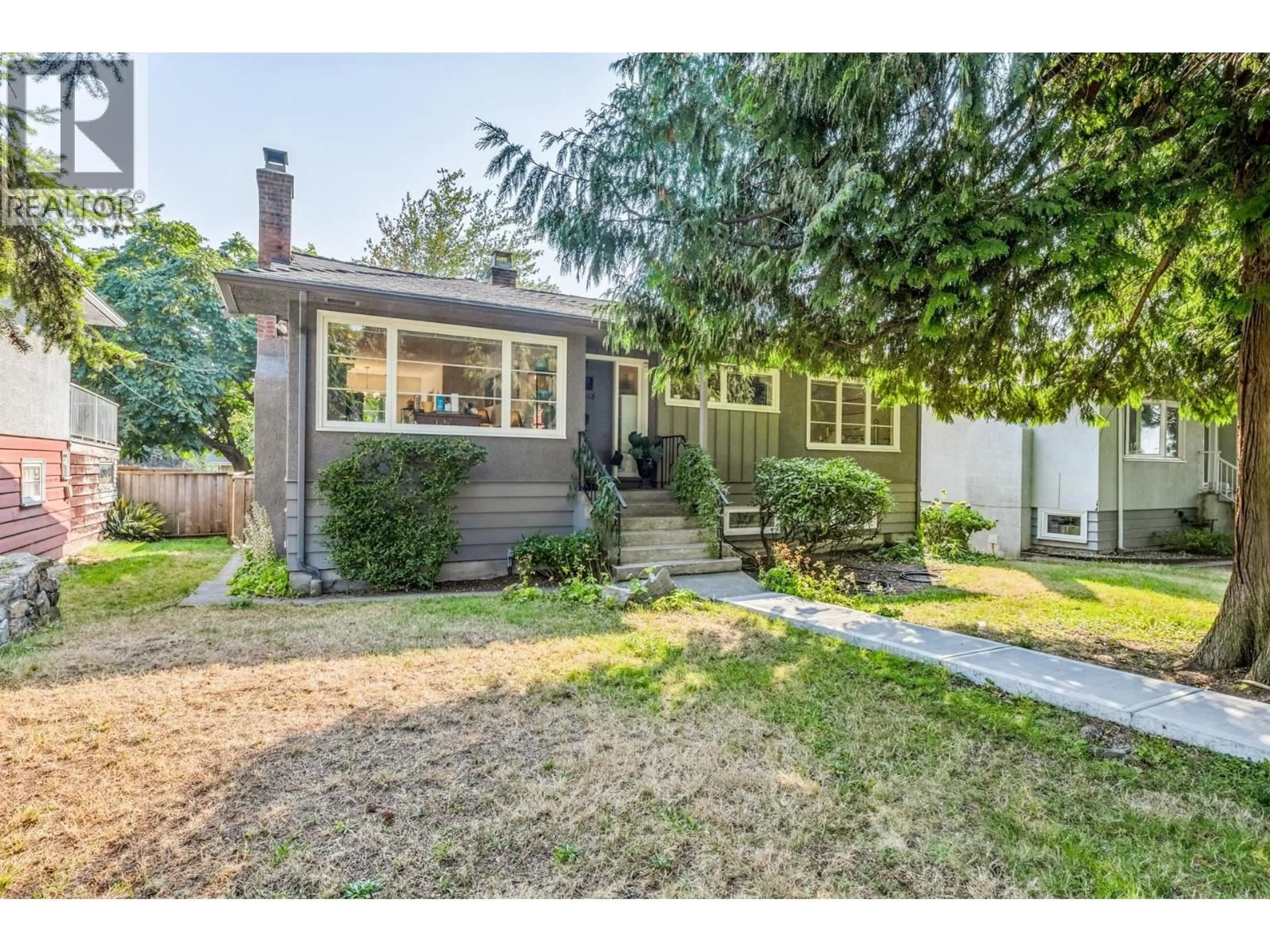 Home with vinyl exterior material, street for 415 26TH STREET, North Vancouver British Columbia V7N2G9