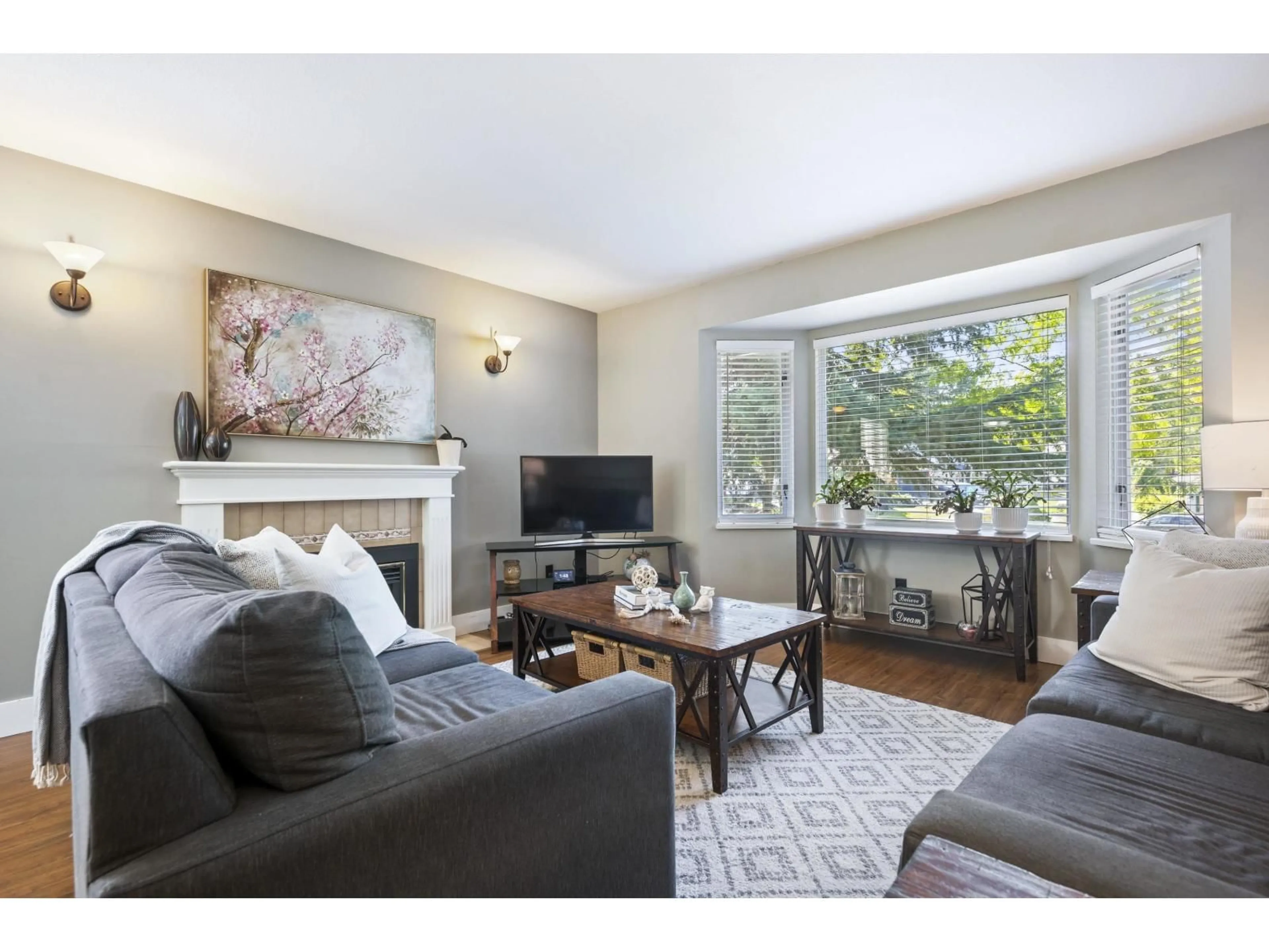 Living room with furniture, wood/laminate floor for 8882 214B, Langley British Columbia V1M1Y3