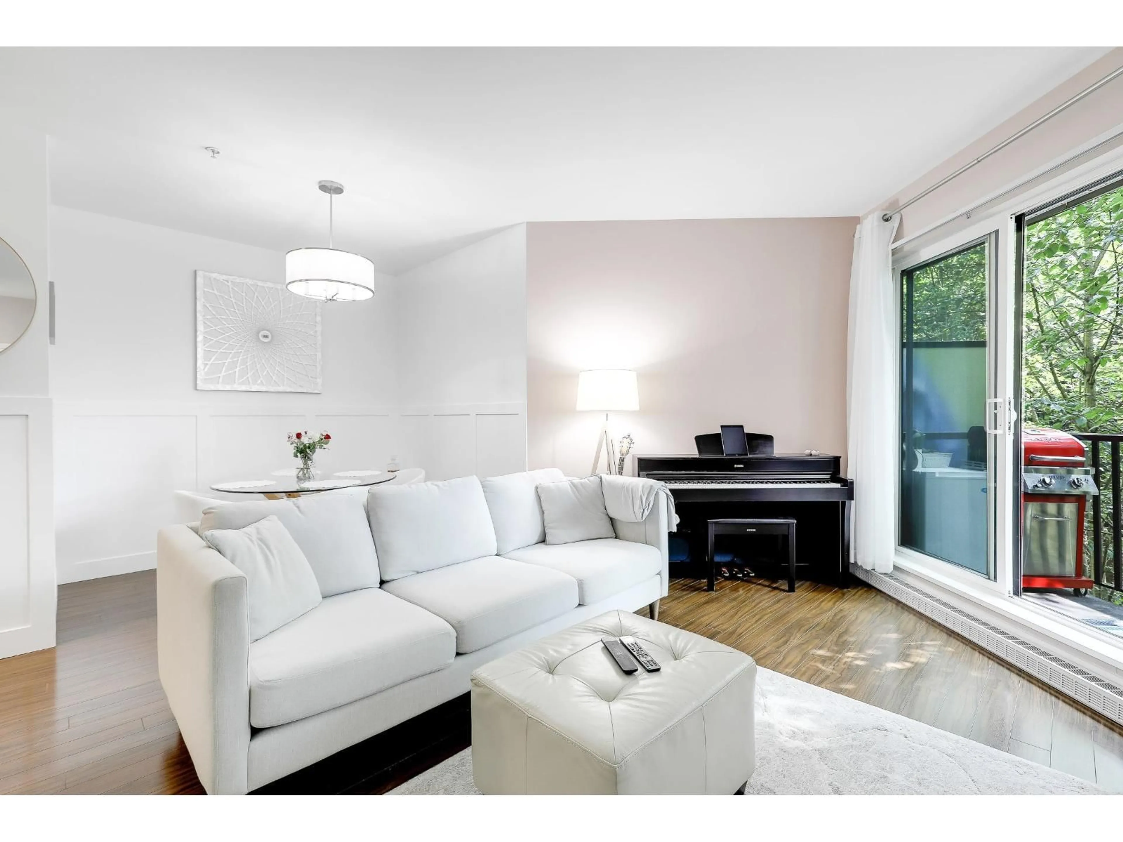 Living room with furniture, unknown for 304 - 19830 56, Langley British Columbia V3A0A5