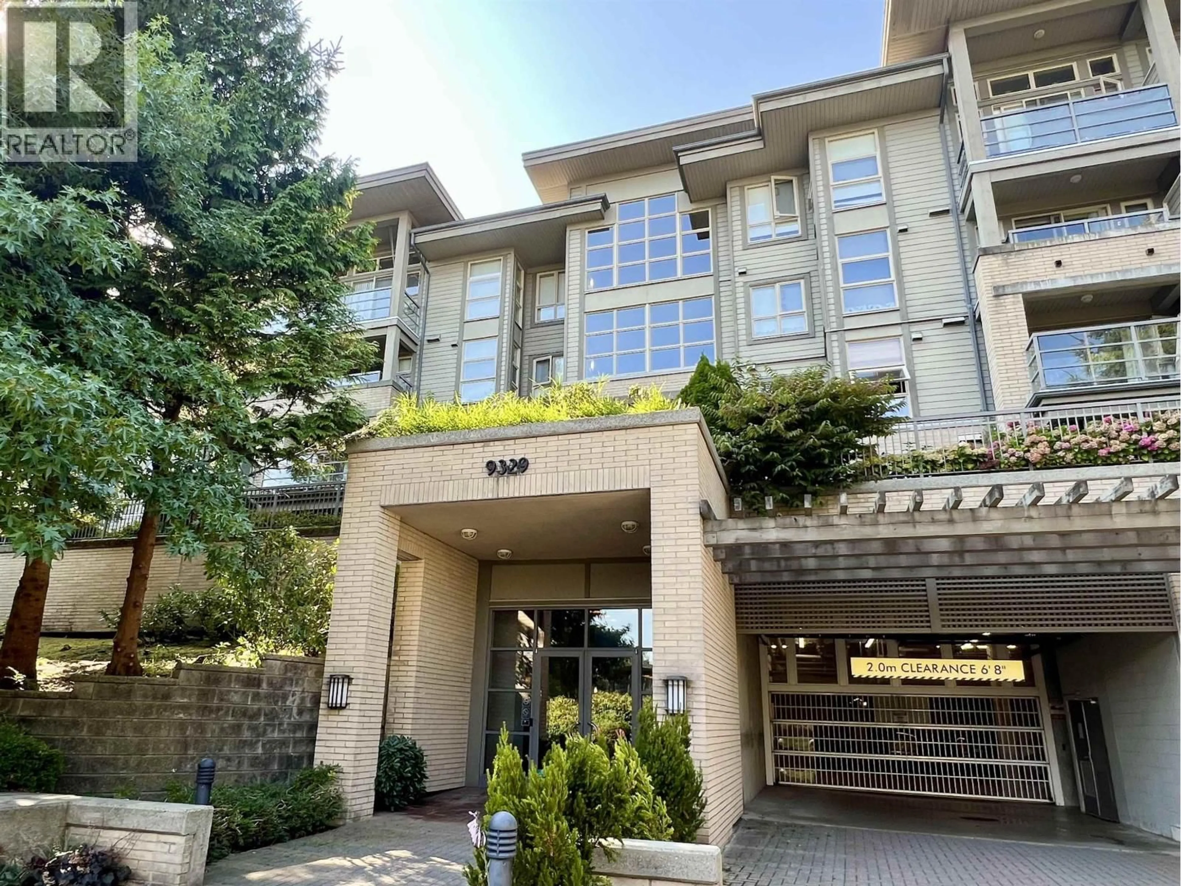Indoor foyer for 311 - 9329 UNIVERSITY CRESCENT, Burnaby British Columbia V5A4Y4