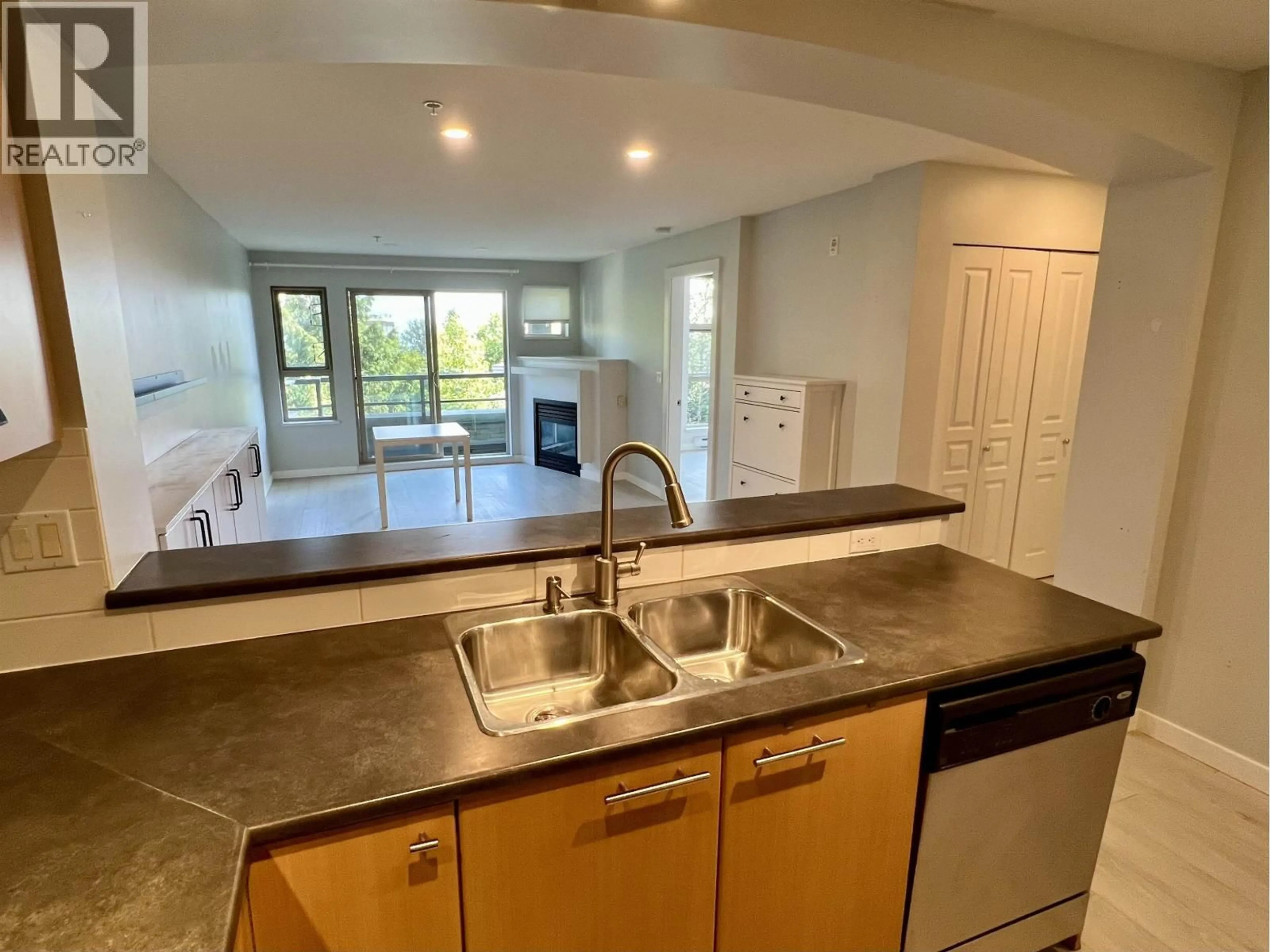 Standard kitchen, unknown for 311 - 9329 UNIVERSITY CRESCENT, Burnaby British Columbia V5A4Y4