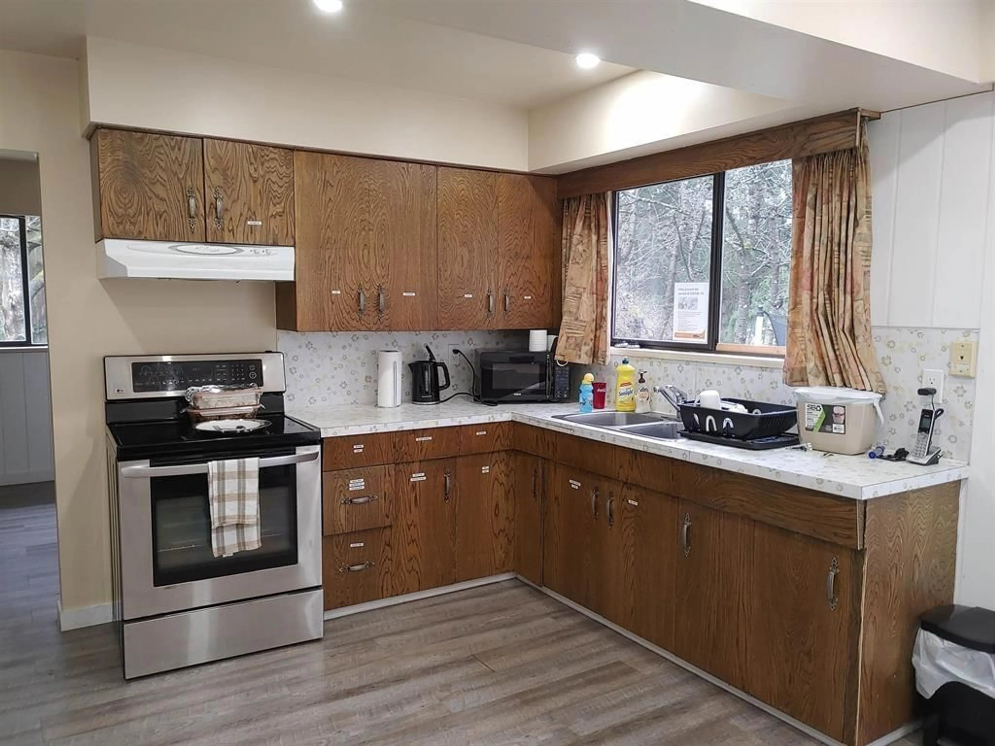Standard kitchen, wood/laminate floor for 12526 56, Surrey British Columbia V3X2Y6