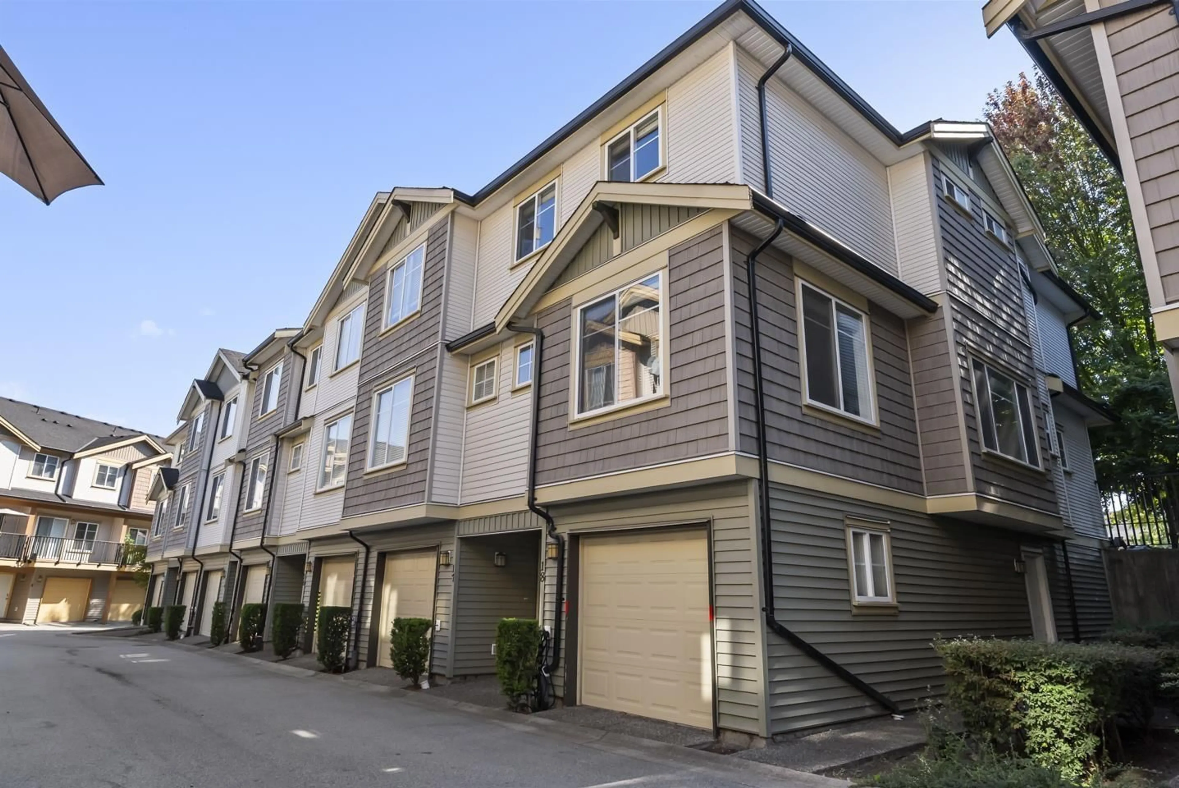 Home with vinyl exterior material, street for 18 - 8633 159, Surrey British Columbia V4N5W1