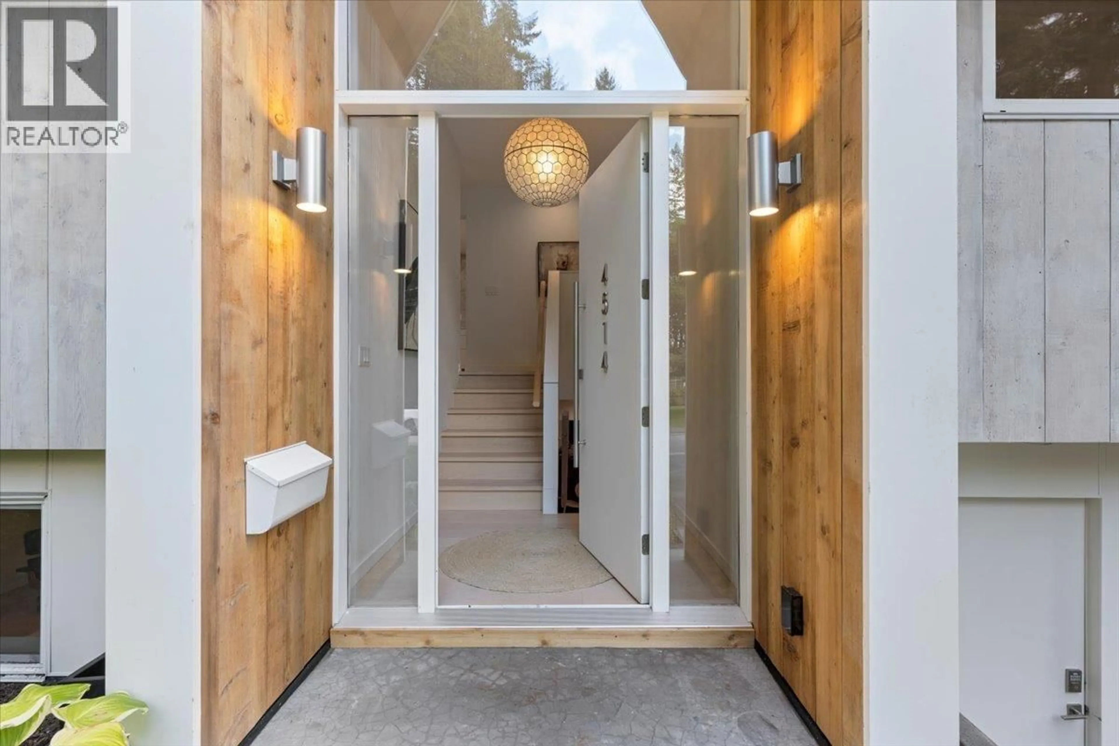 Indoor foyer for 4514 GLENWOOD AVENUE, North Vancouver British Columbia V7R4G5