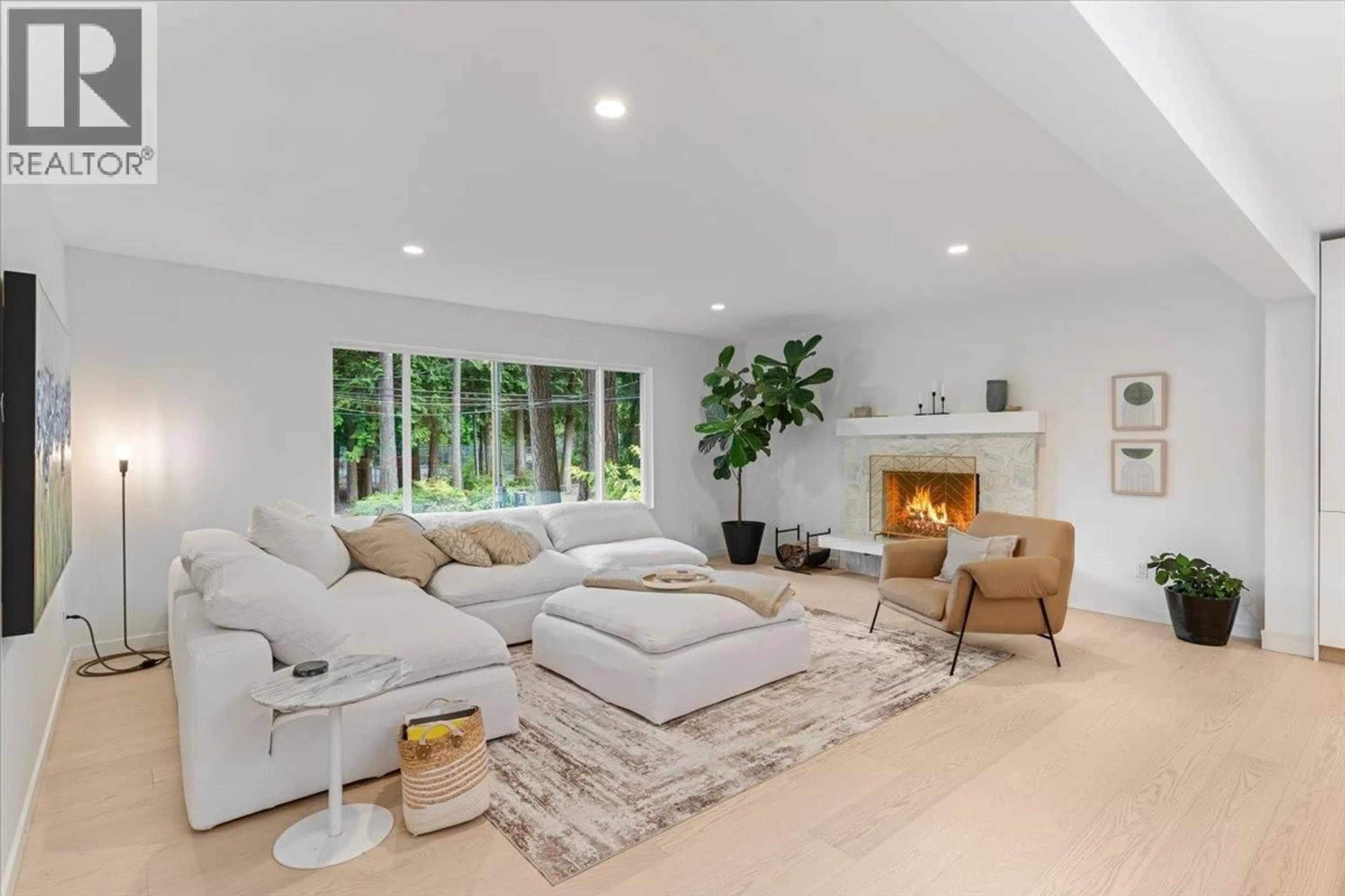 Living room with furniture, unknown for 4514 GLENWOOD AVENUE, North Vancouver British Columbia V7R4G5