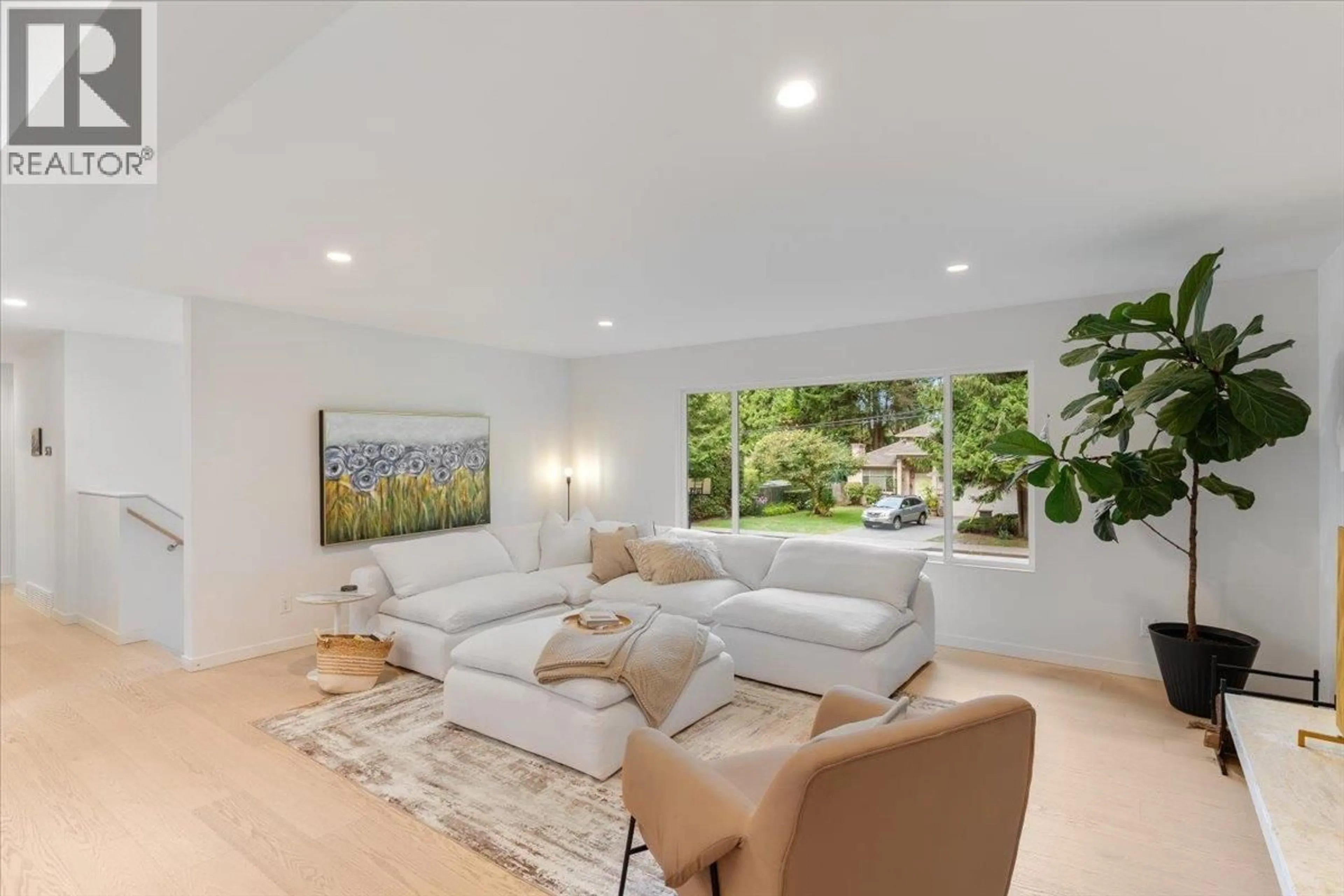 Living room with furniture, unknown for 4514 GLENWOOD AVENUE, North Vancouver British Columbia V7R4G5