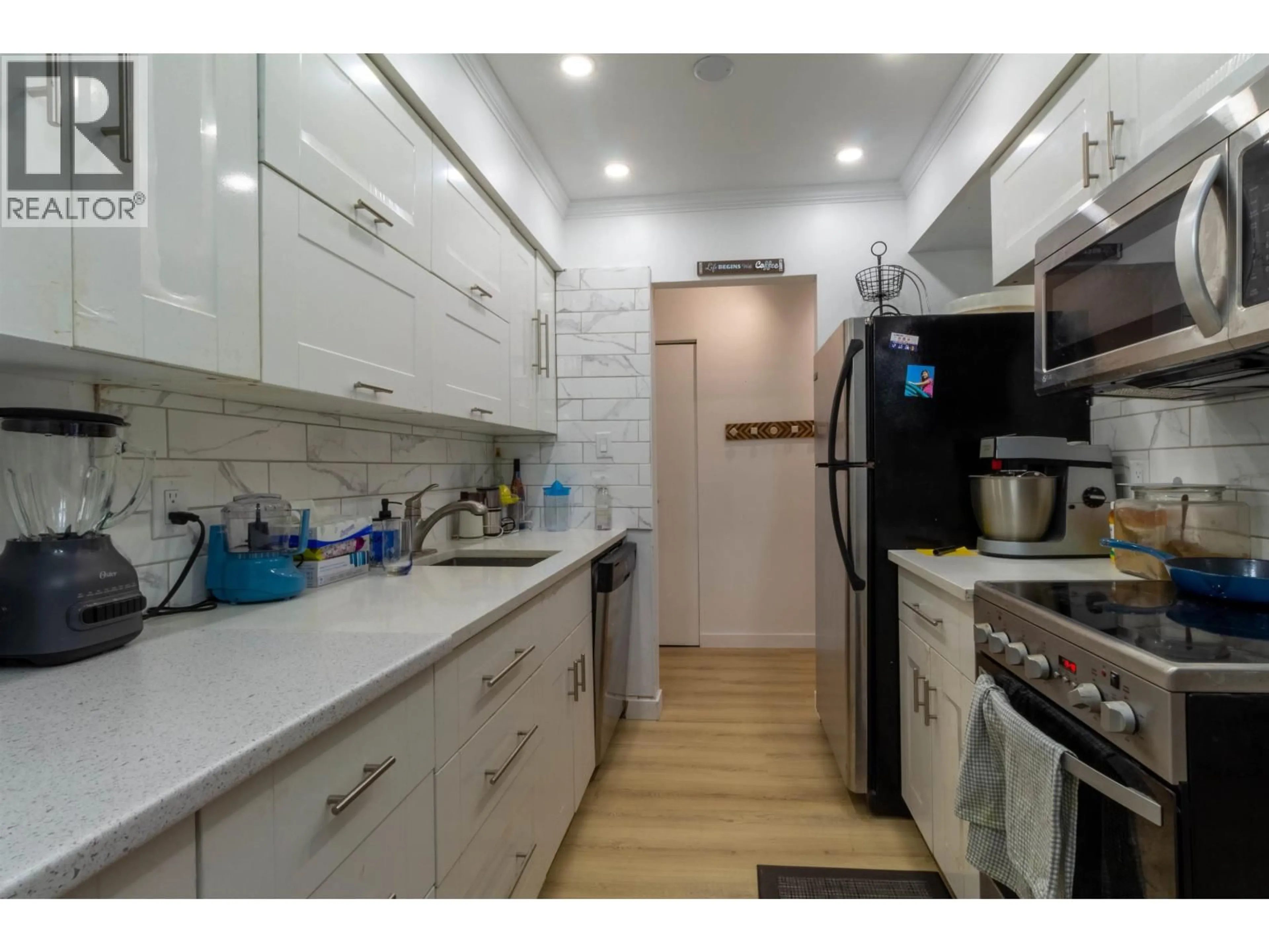Standard kitchen, unknown for 106 - 7428 19TH AVENUE, Burnaby British Columbia V3N1E1