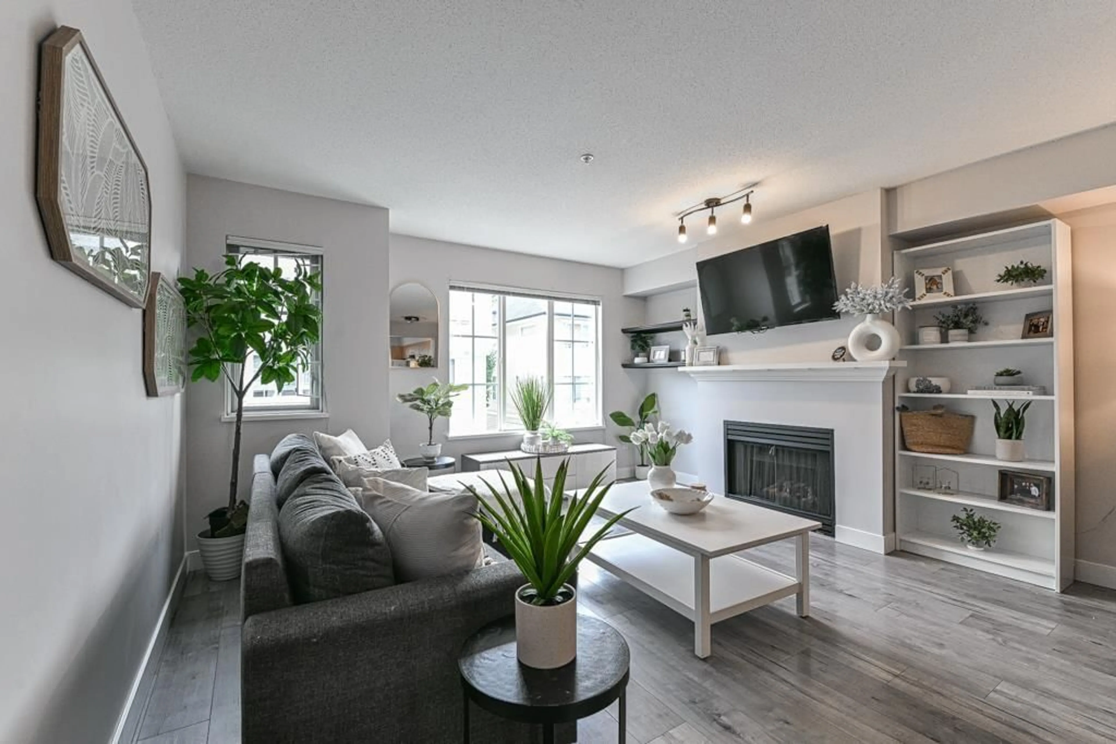 Living room with furniture, unknown for 54 - 20560 66, Langley British Columbia V2Y2Y8