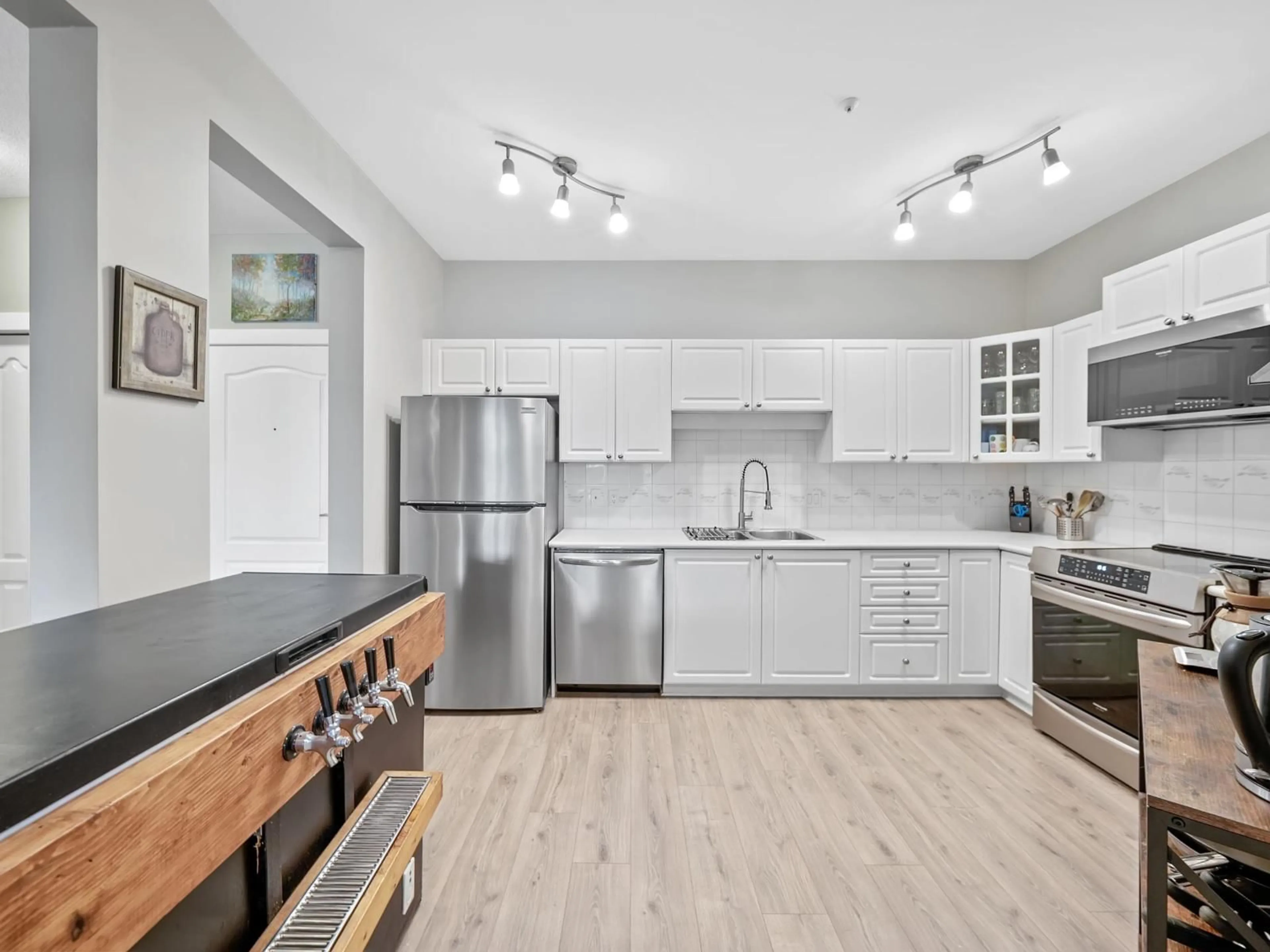Open concept kitchen, unknown for 313 - 20897 57, Langley British Columbia V3A8L5