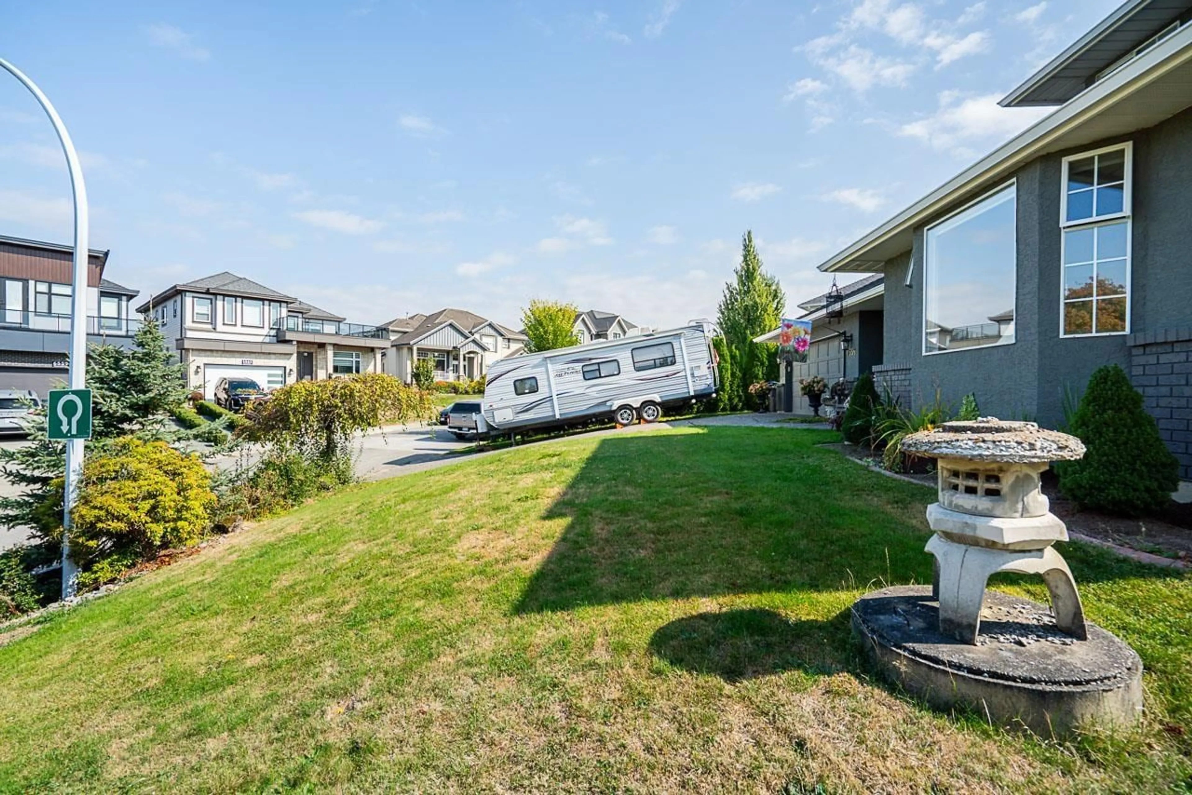 A pic from outside/outdoor area/front of a property/back of a property/a pic from drone, street for 6556 CLAYTONHILL, Surrey British Columbia V3S7N5