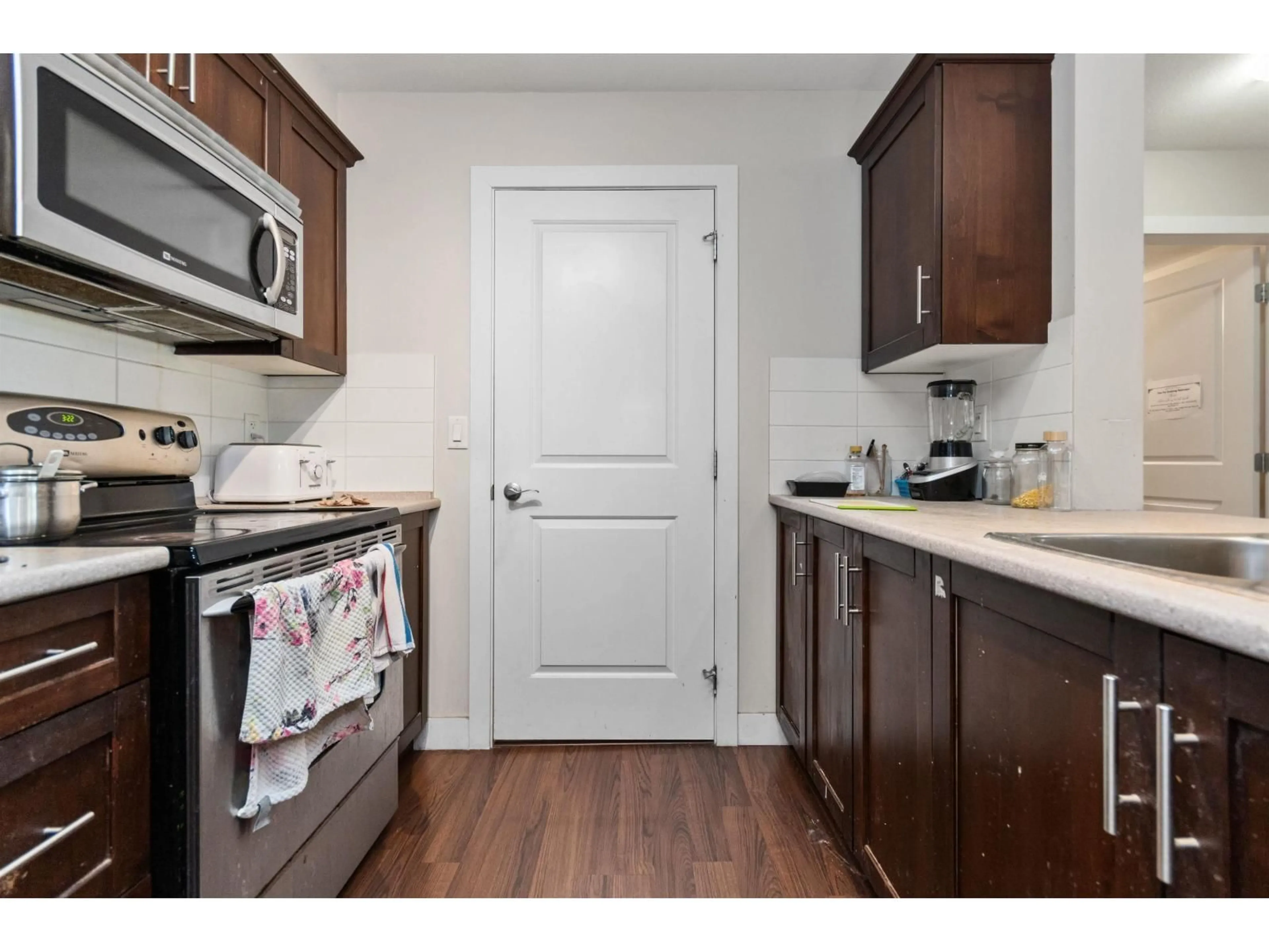 Standard kitchen, wood/laminate floor for 212 - 46150 BOLE AVENUE, Chilliwack British Columbia V2P0B7