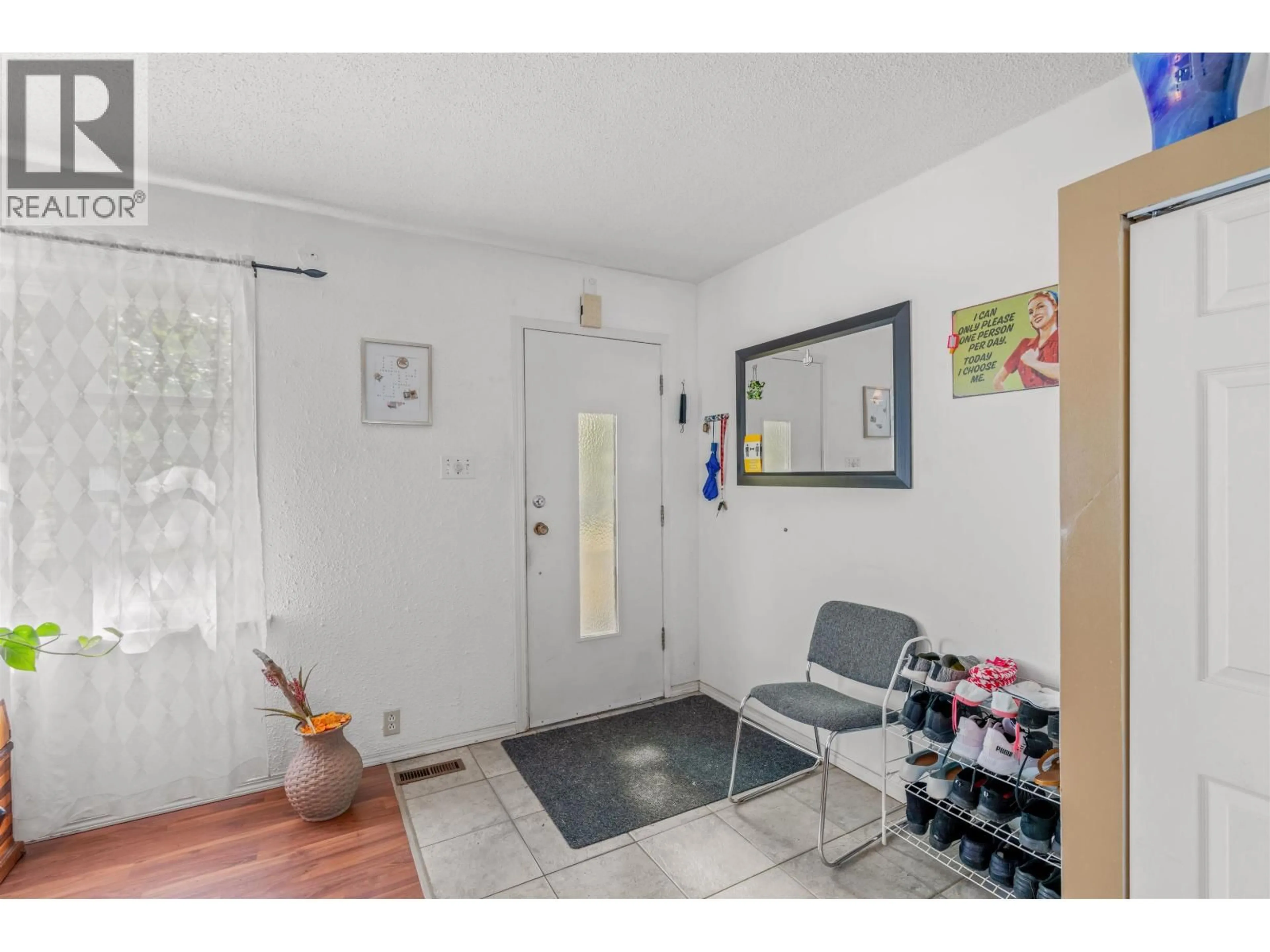 Indoor entryway for 2072 4TH AVENUE, Prince George British Columbia V2M1H9