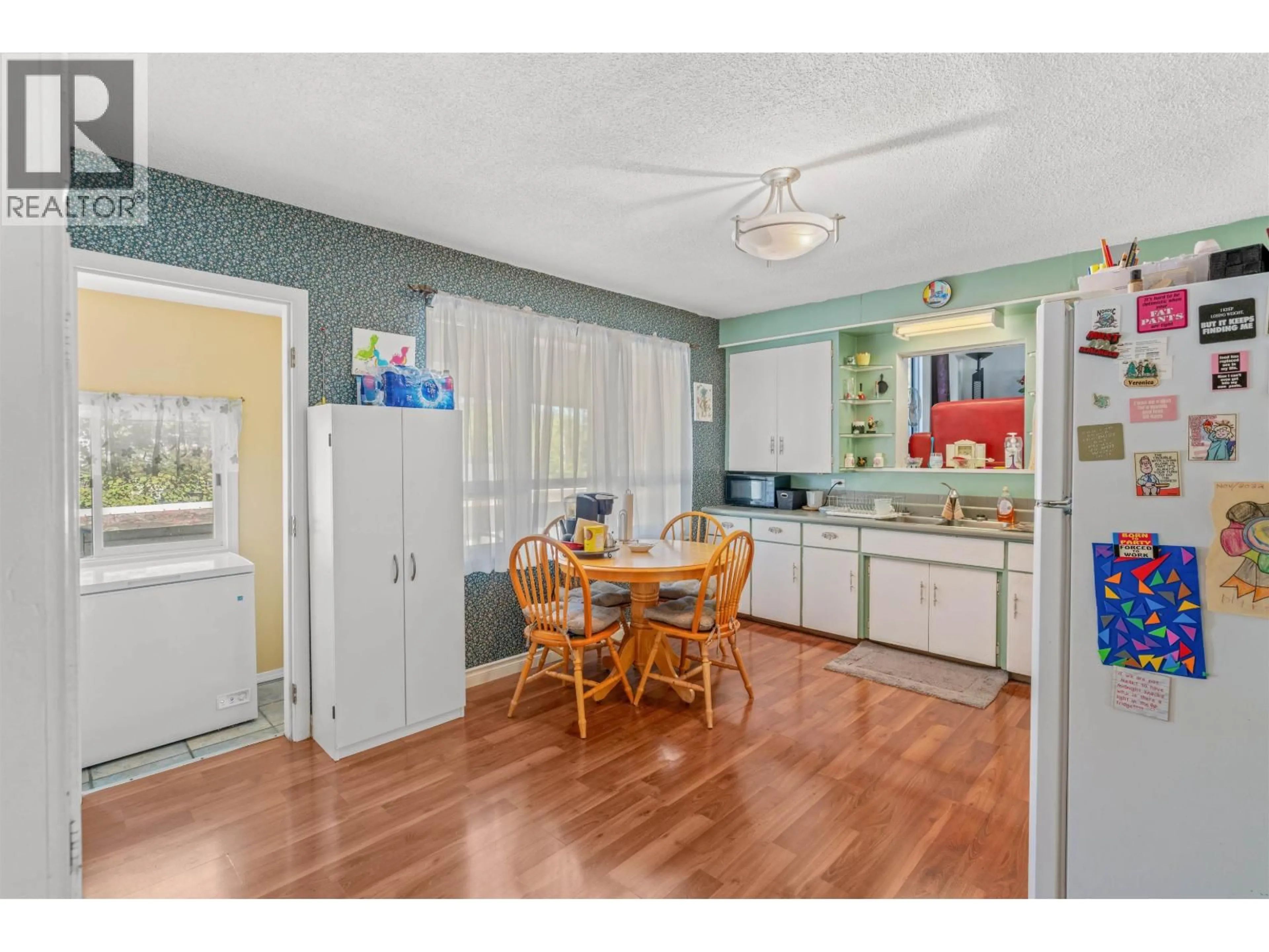 Open concept kitchen, unknown for 2072 4TH AVENUE, Prince George British Columbia V2M1H9