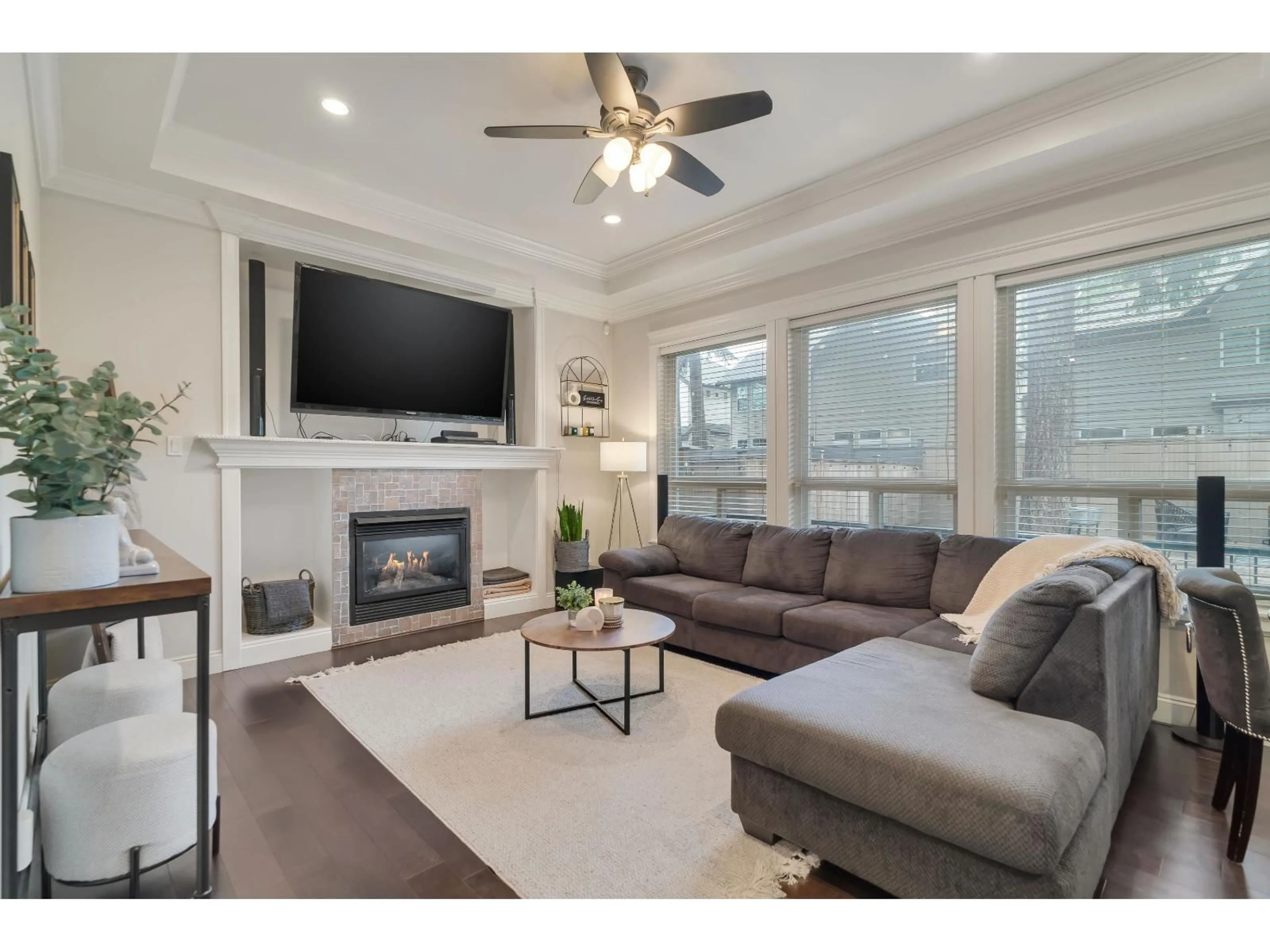 Living room with furniture, unknown for 15083 58A, Surrey British Columbia V3S5H1