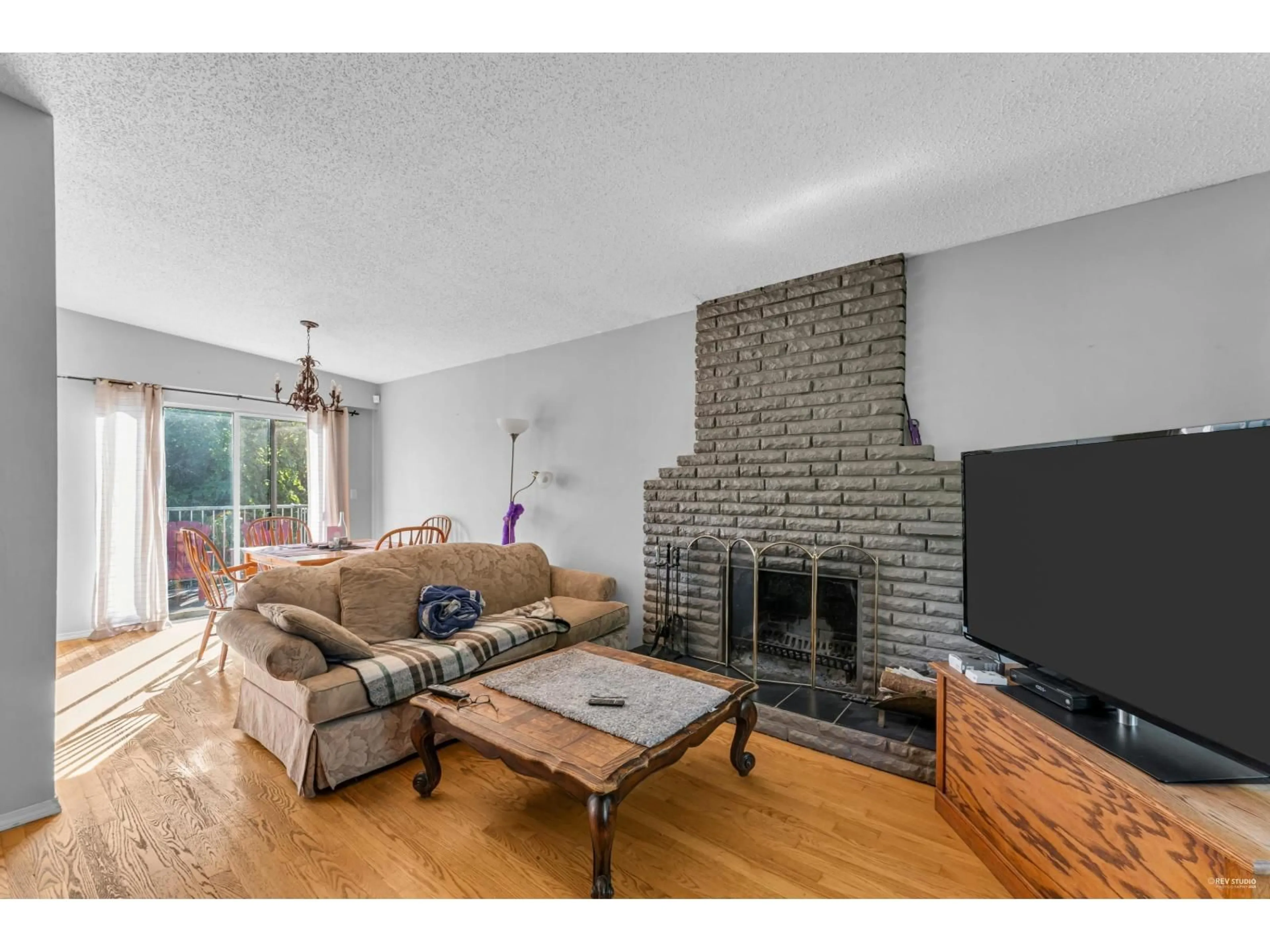 Living room with furniture, wood/laminate floor for 1690 157, Surrey British Columbia V4A4W2
