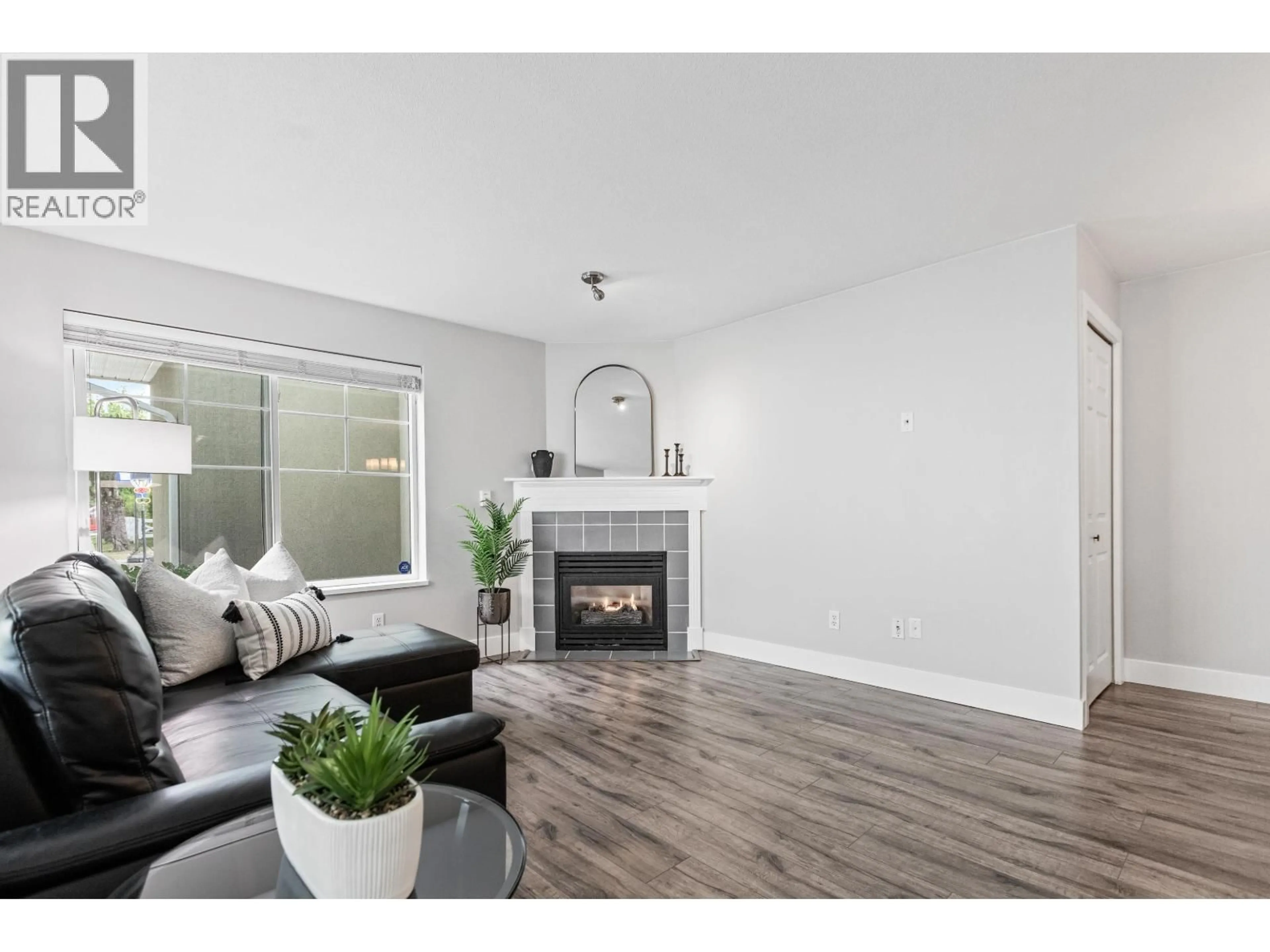 Living room with furniture, wood/laminate floor for 38 - 23560 119 AVENUE, Maple Ridge British Columbia V4R2P5