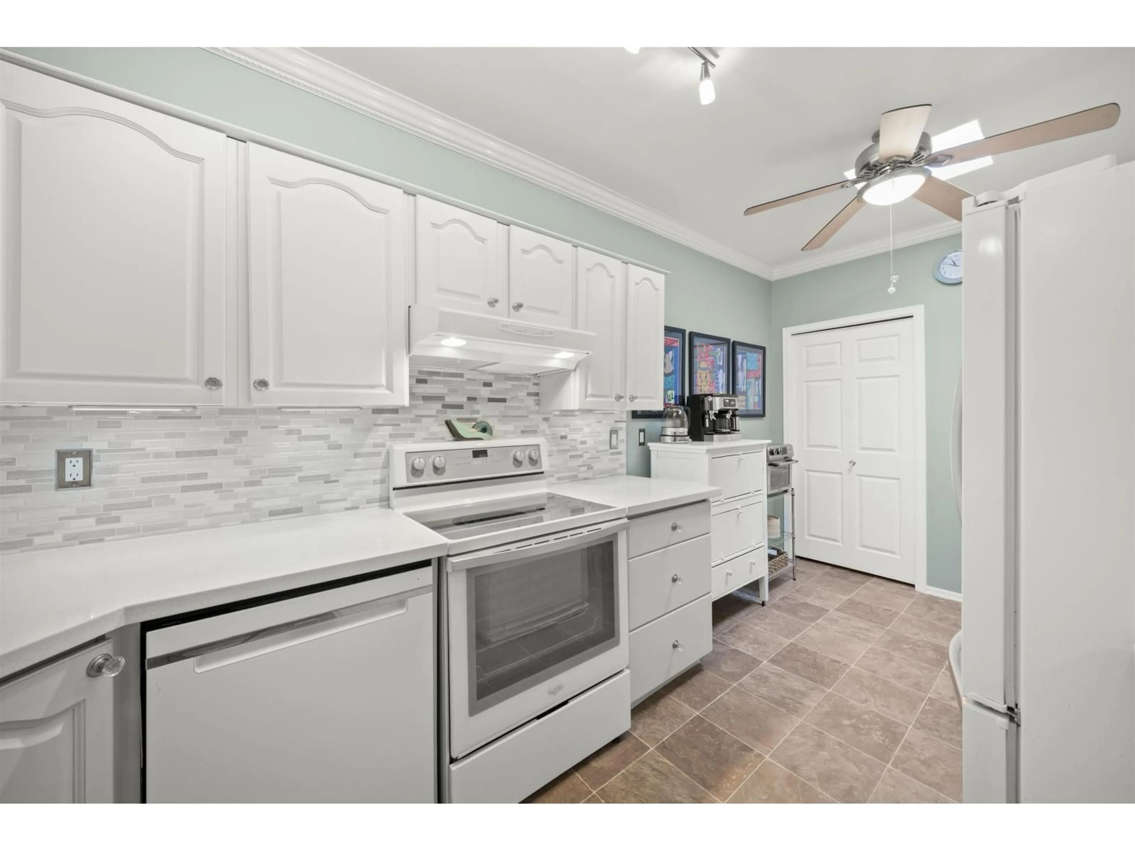 Standard kitchen, ceramic/tile floor for 310 - 15300 17, Surrey British Columbia V4A8Y6