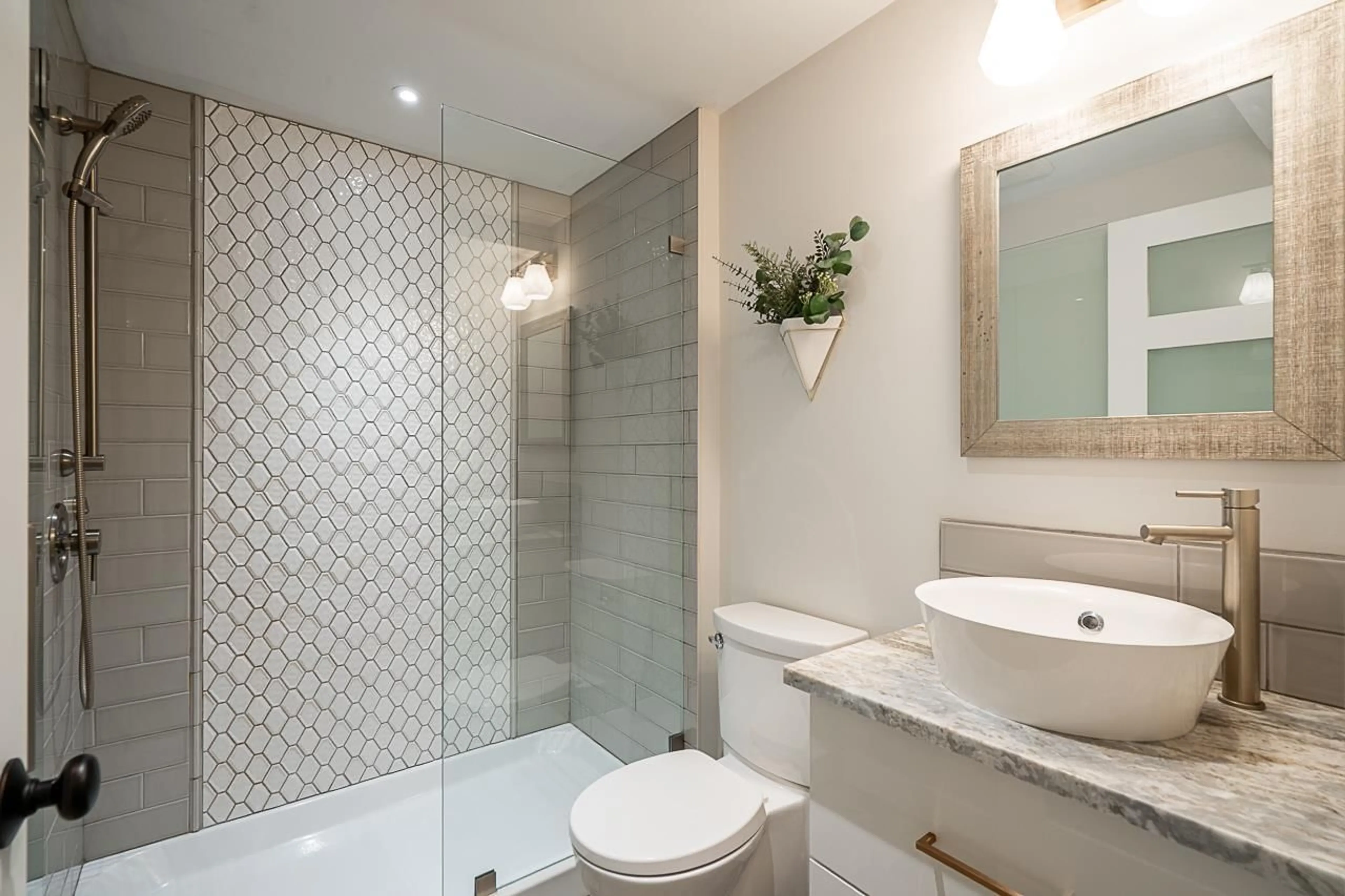 Standard bathroom, ceramic/tile floor for 33781 ROCKLAND, Abbotsford British Columbia V2S1T8