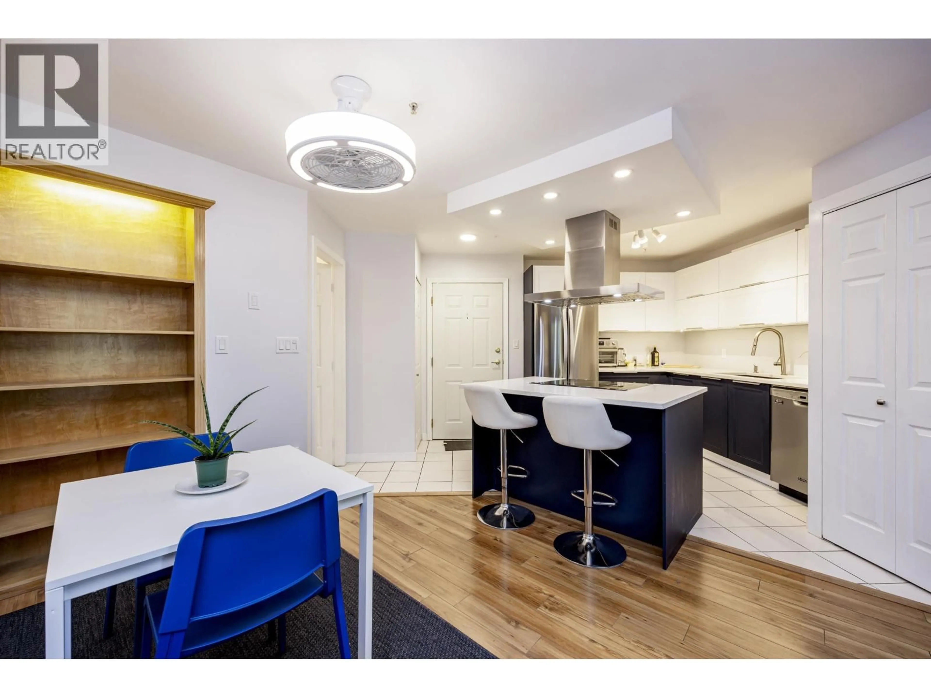 Open concept kitchen, wood/laminate floor for 209 - 40100 WILLOW CRESCENT, Squamish British Columbia V8B0L8