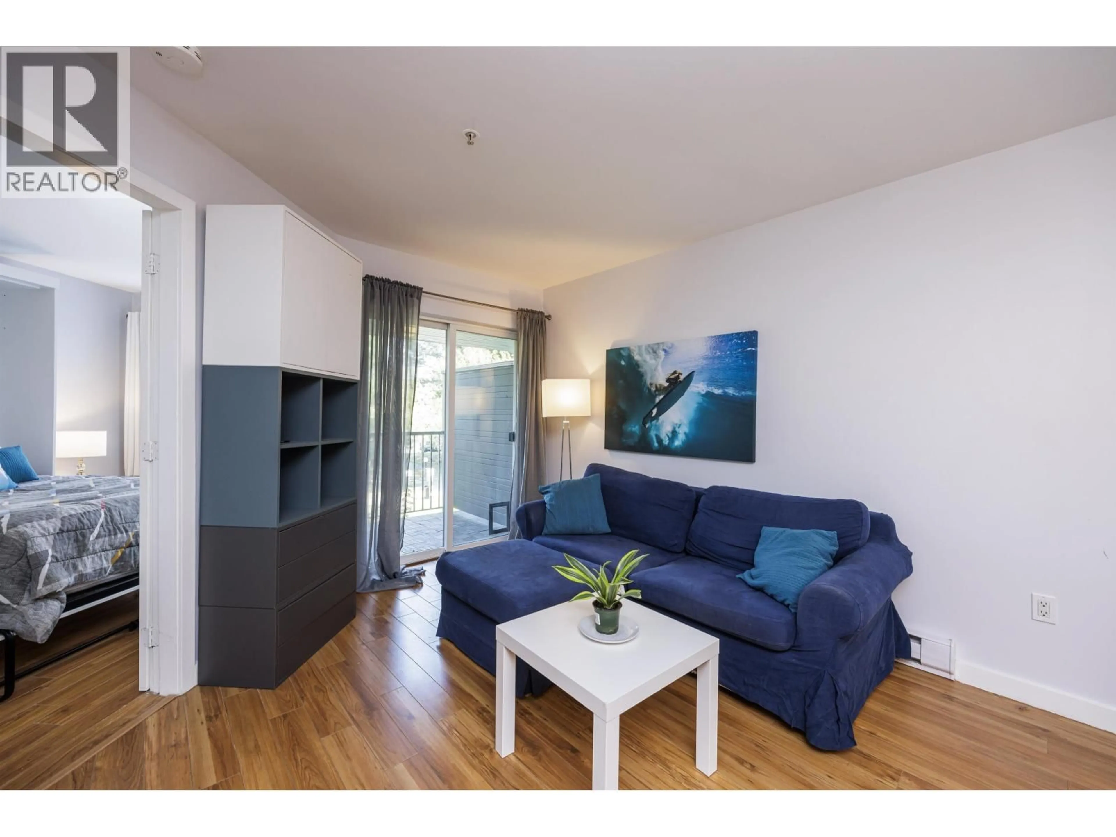 Living room with furniture, wood/laminate floor for 209 - 40100 WILLOW CRESCENT, Squamish British Columbia V8B0L8