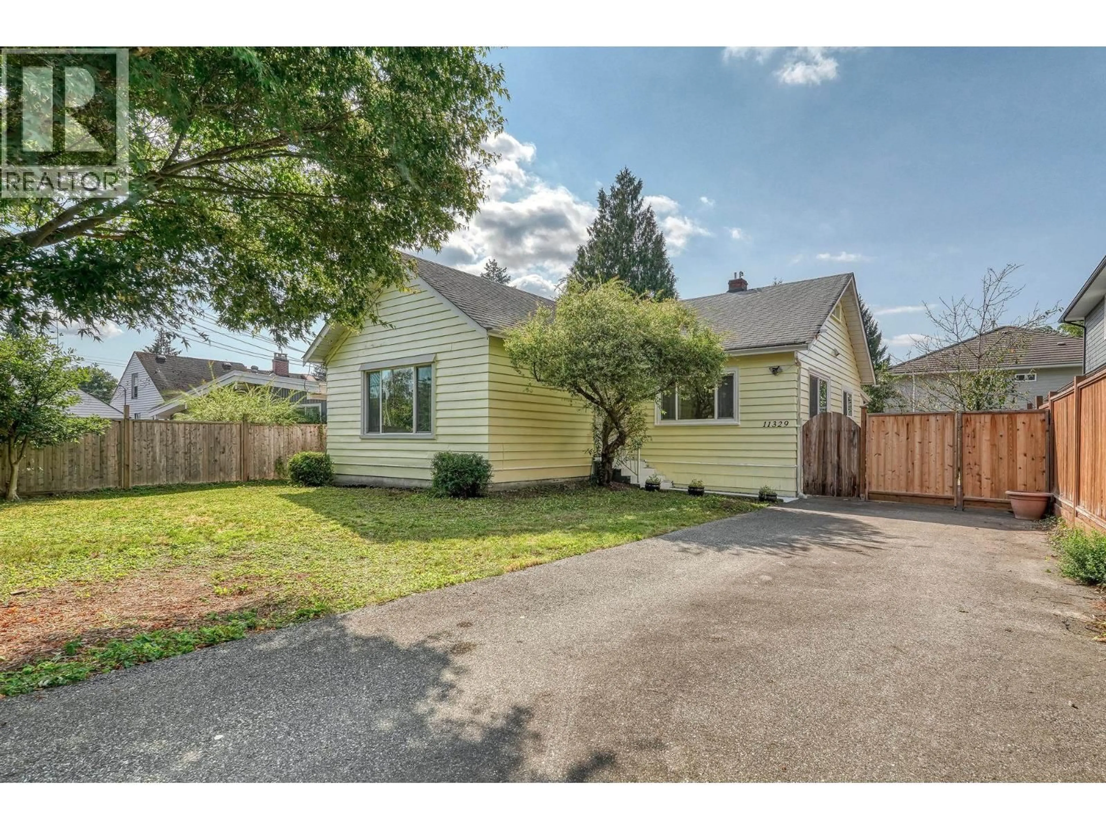 A pic from outside/outdoor area/front of a property/back of a property/a pic from drone, street for 11329 207TH STREET, Maple Ridge British Columbia V2X1W4