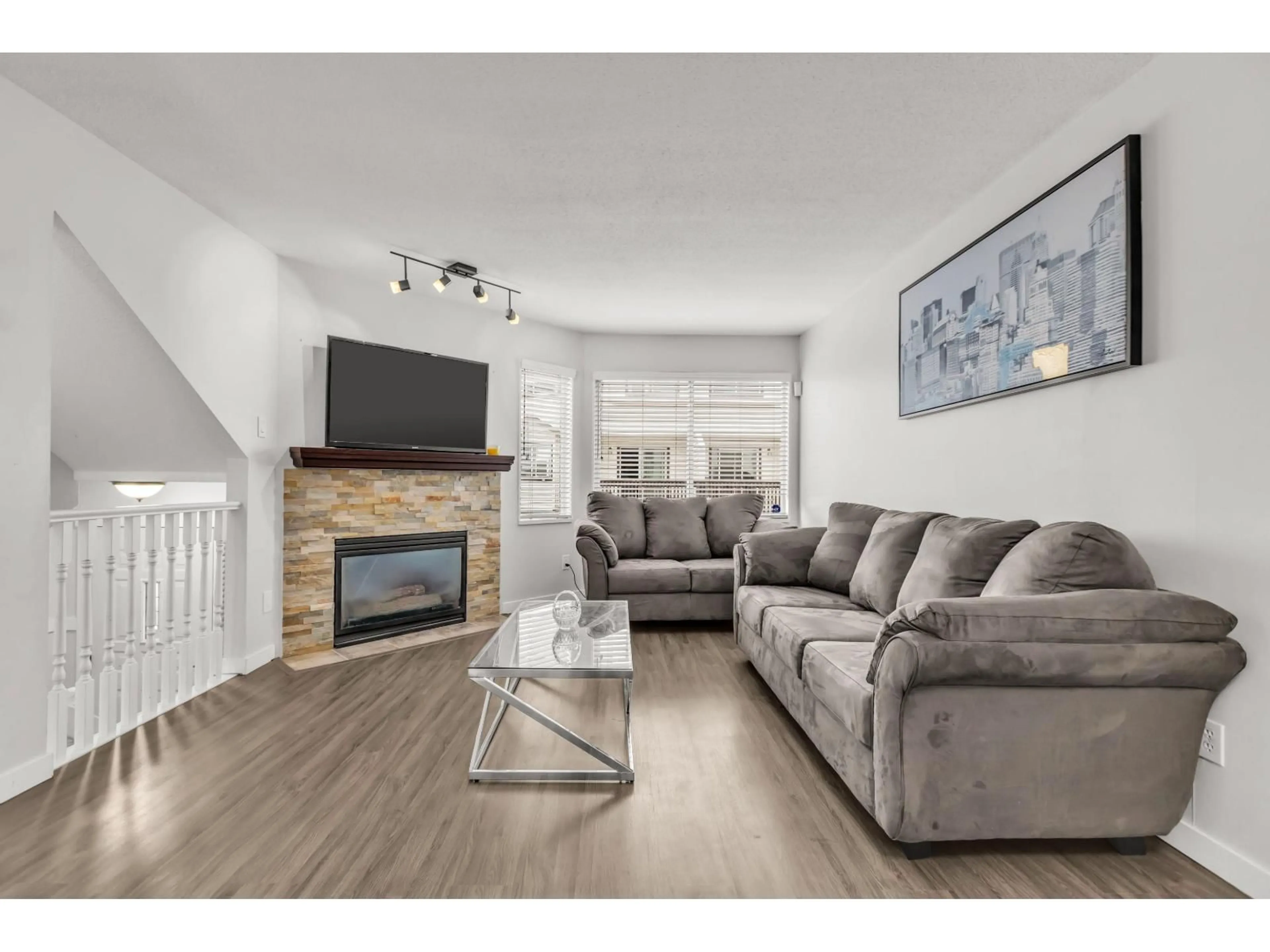 Living room with furniture, wood/laminate floor for 27 - 45740 THOMAS ROAD, Chilliwack British Columbia V2R3V9