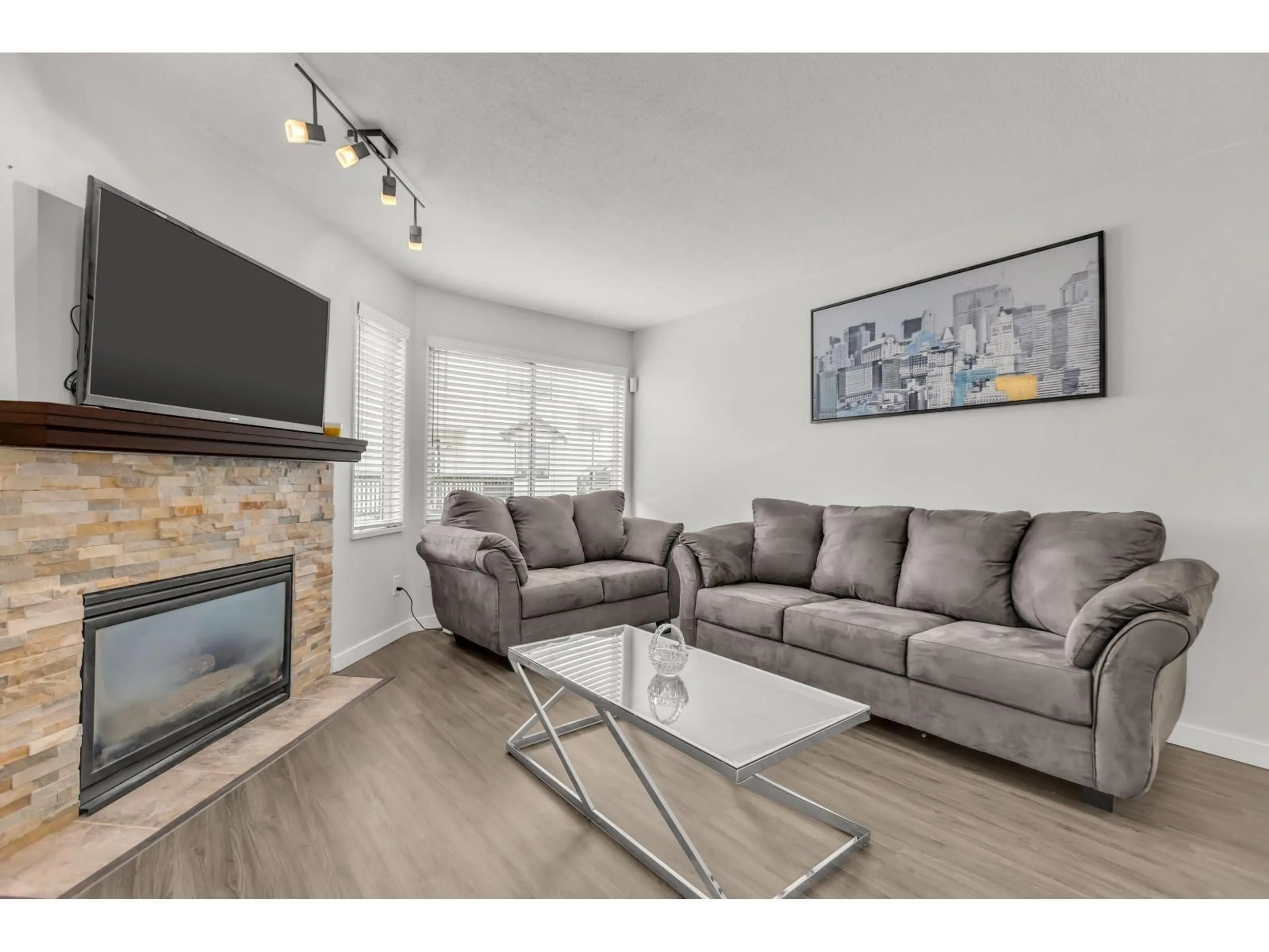 Living room with furniture, wood/laminate floor for 27 - 45740 THOMAS ROAD, Chilliwack British Columbia V2R3V9