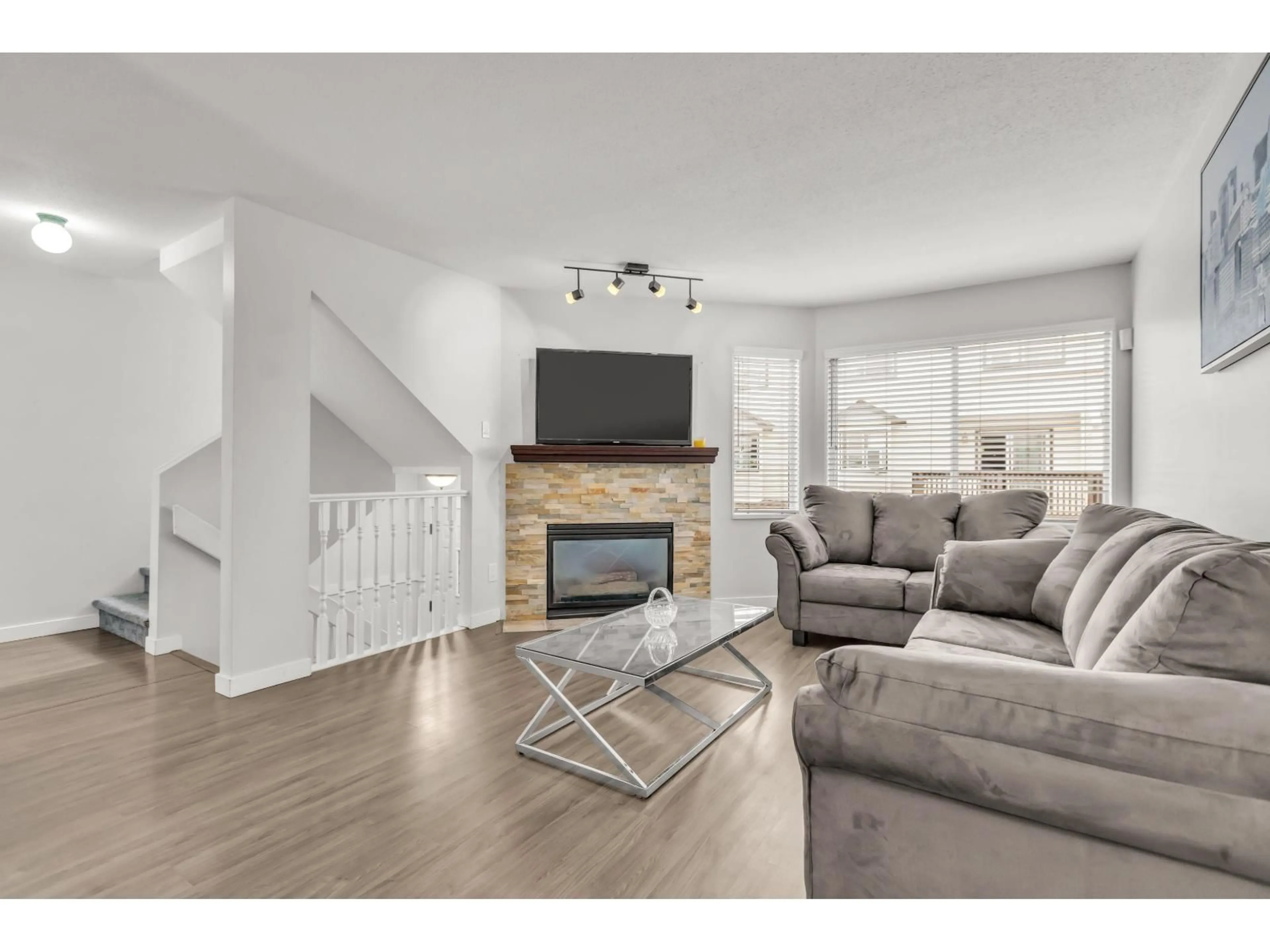 Living room with furniture, wood/laminate floor for 27 - 45740 THOMAS ROAD, Chilliwack British Columbia V2R3V9