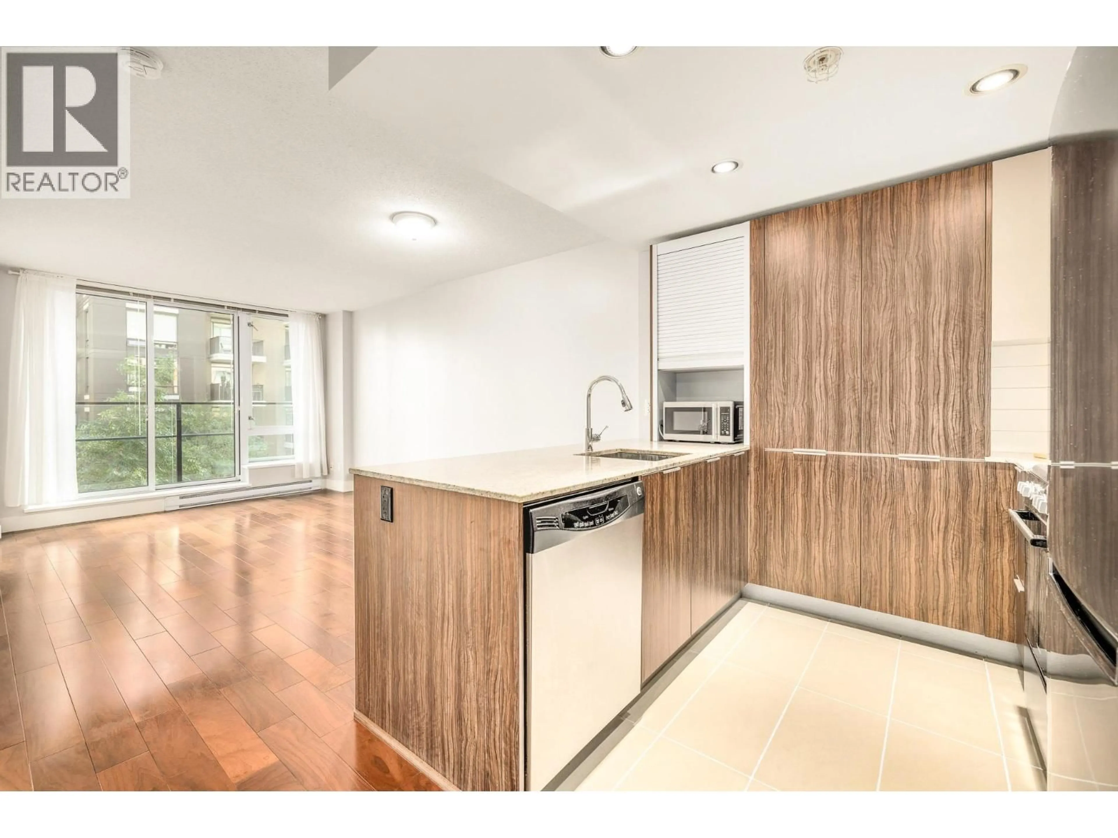 Standard kitchen, wood/laminate floor for 514 - 1088 RICHARDS STREET, Vancouver British Columbia V6B0J8