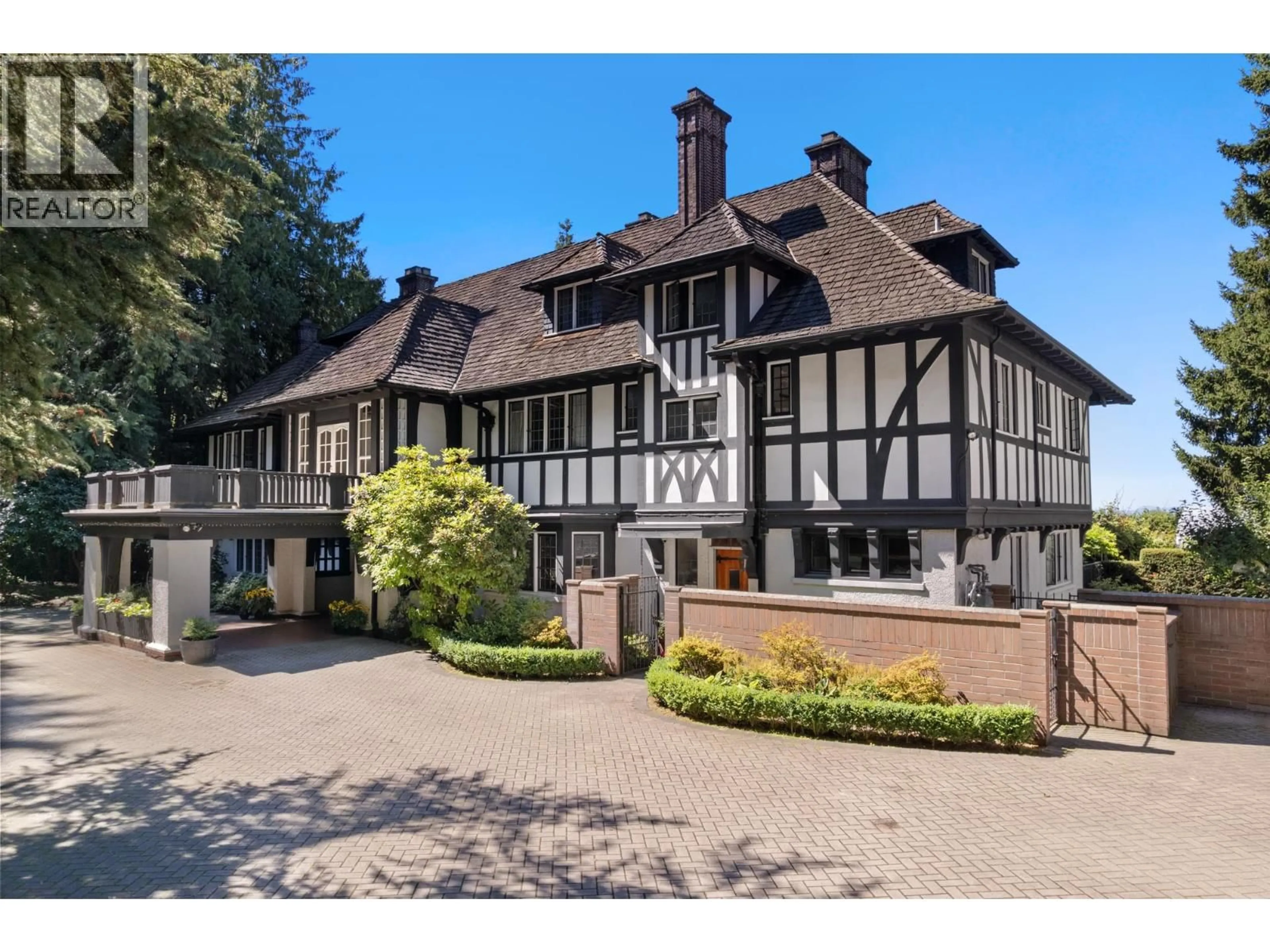 A pic from outside/outdoor area/front of a property/back of a property/a pic from drone, street for 2206 MARINE DRIVE, Vancouver British Columbia V6P6C2