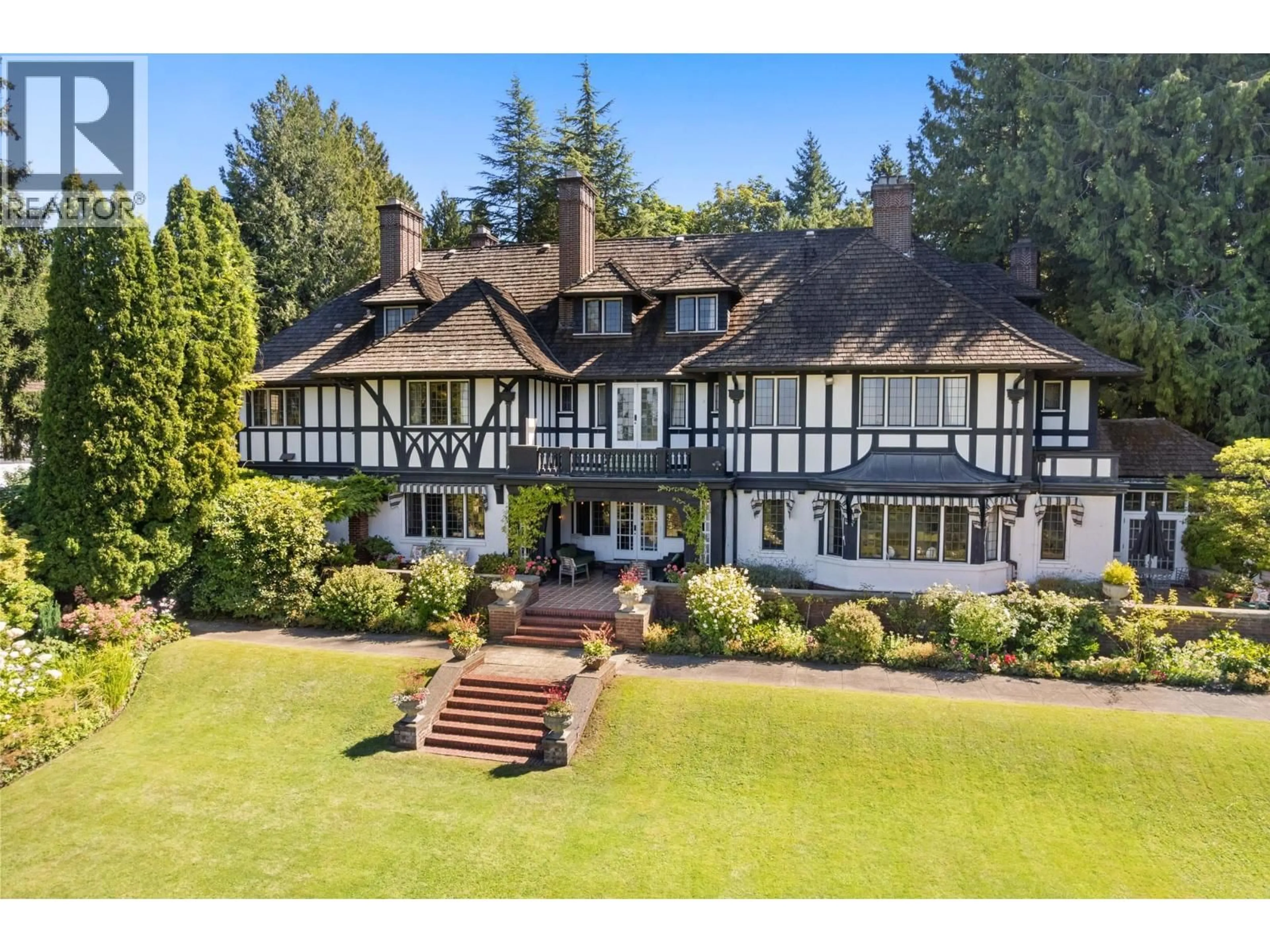 A pic from outside/outdoor area/front of a property/back of a property/a pic from drone, unknown for 2206 MARINE DRIVE, Vancouver British Columbia V6P6C2