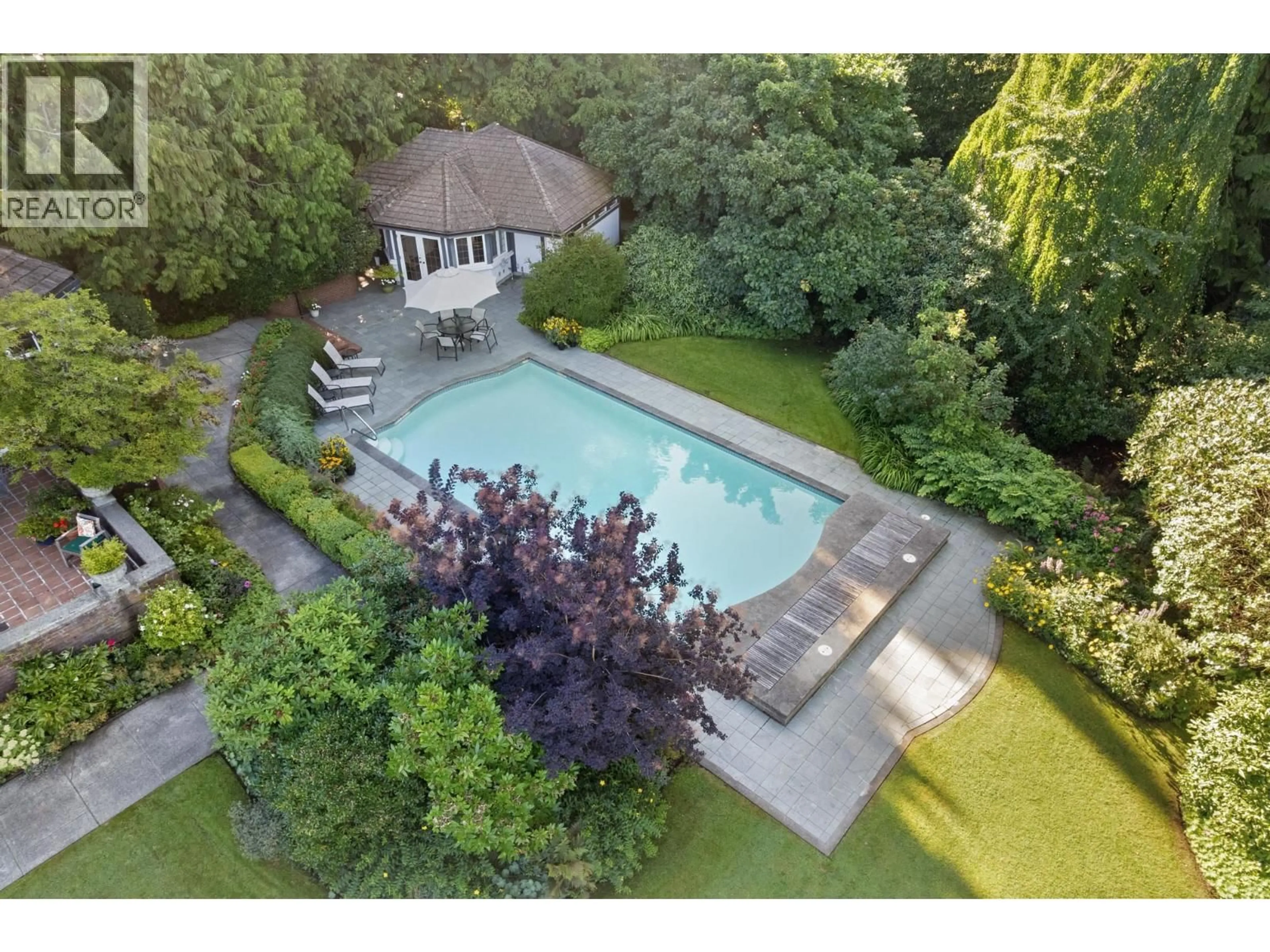 A pic from outside/outdoor area/front of a property/back of a property/a pic from drone, street for 2206 MARINE DRIVE, Vancouver British Columbia V6P6C2