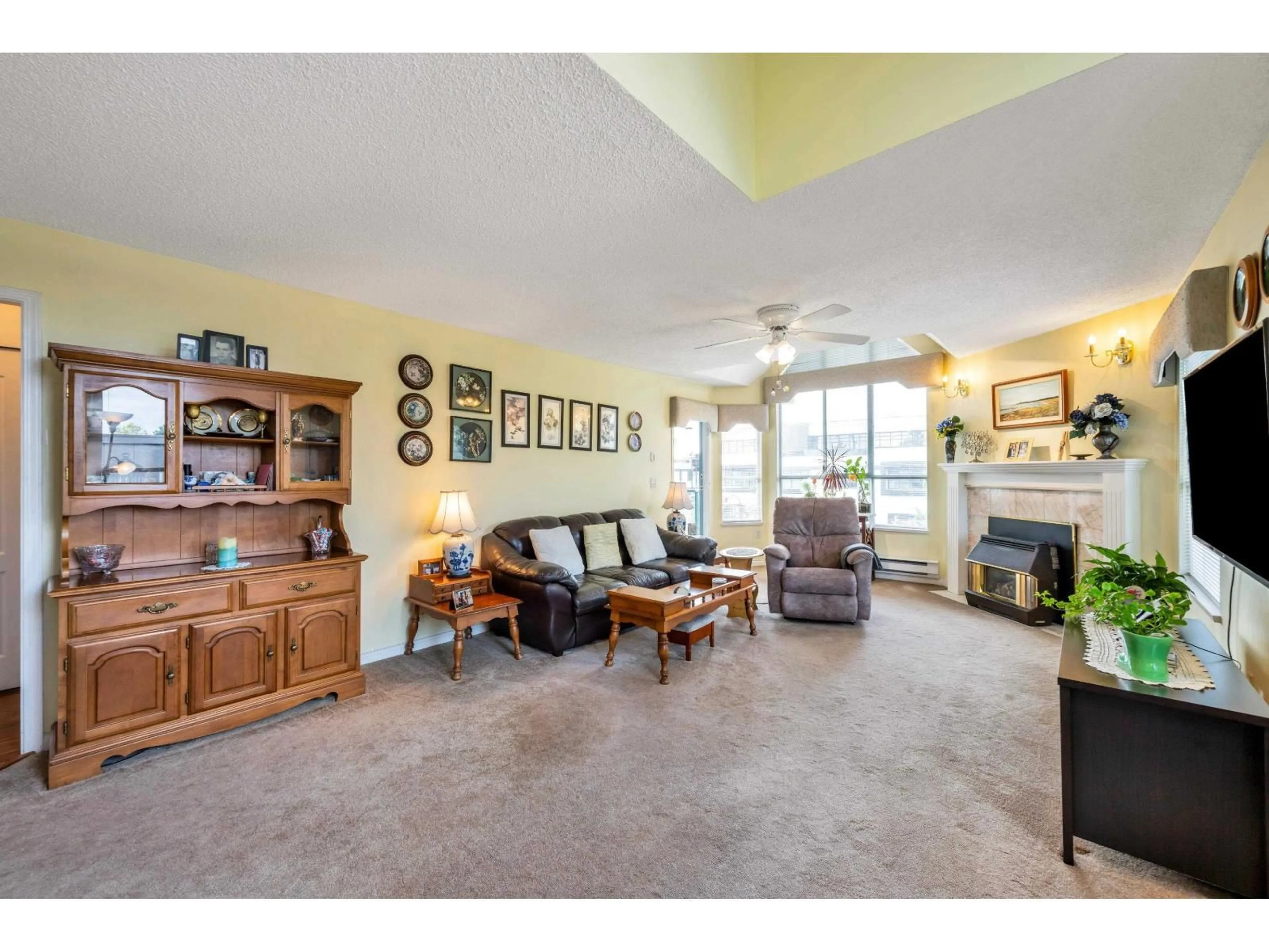Living room with furniture, unknown for 408 - 5646 200, Langley British Columbia V3A1M8