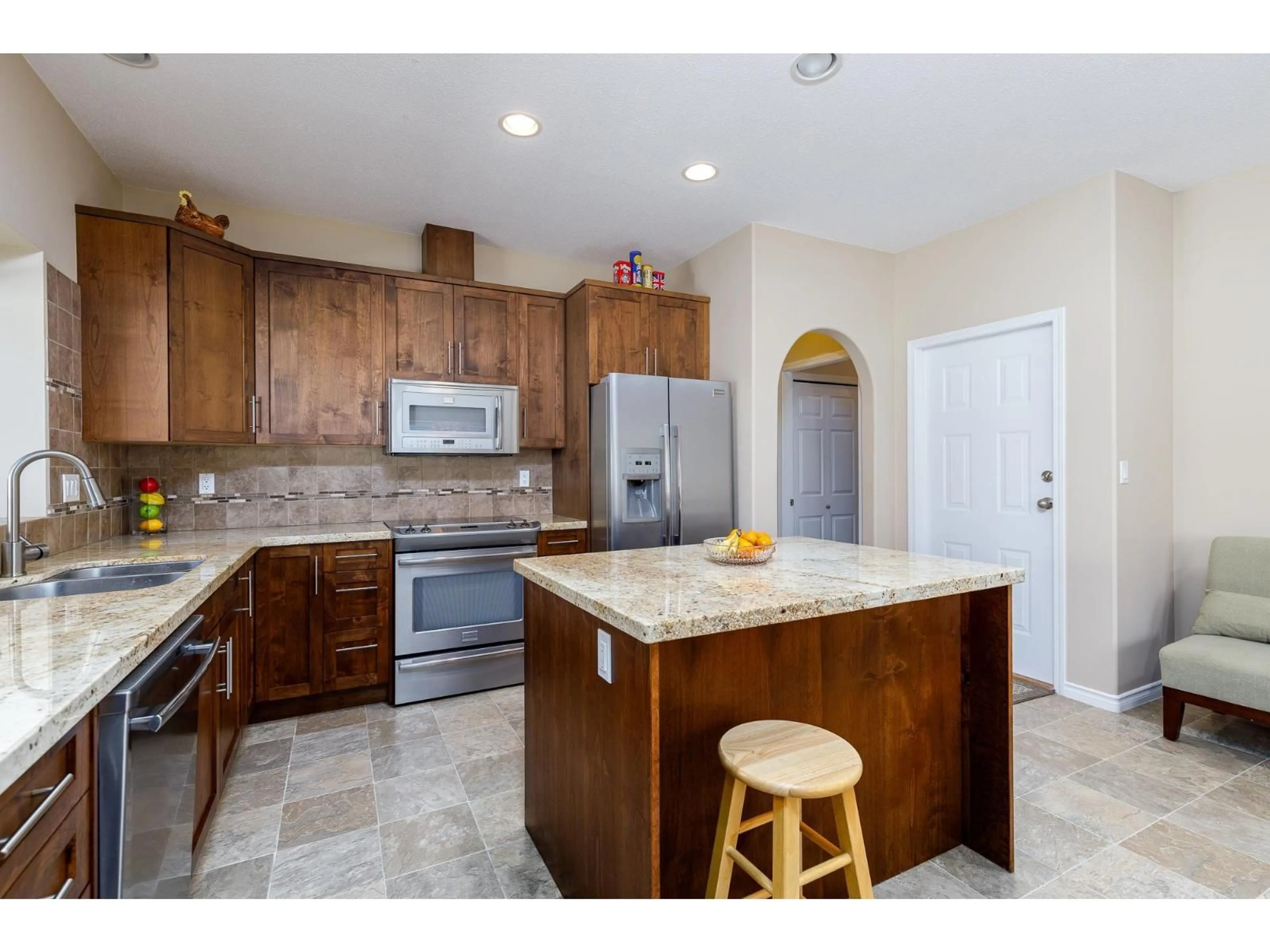 Open concept kitchen, ceramic/tile floor for 15 - 18939 65, Surrey British Columbia V3S8Y2