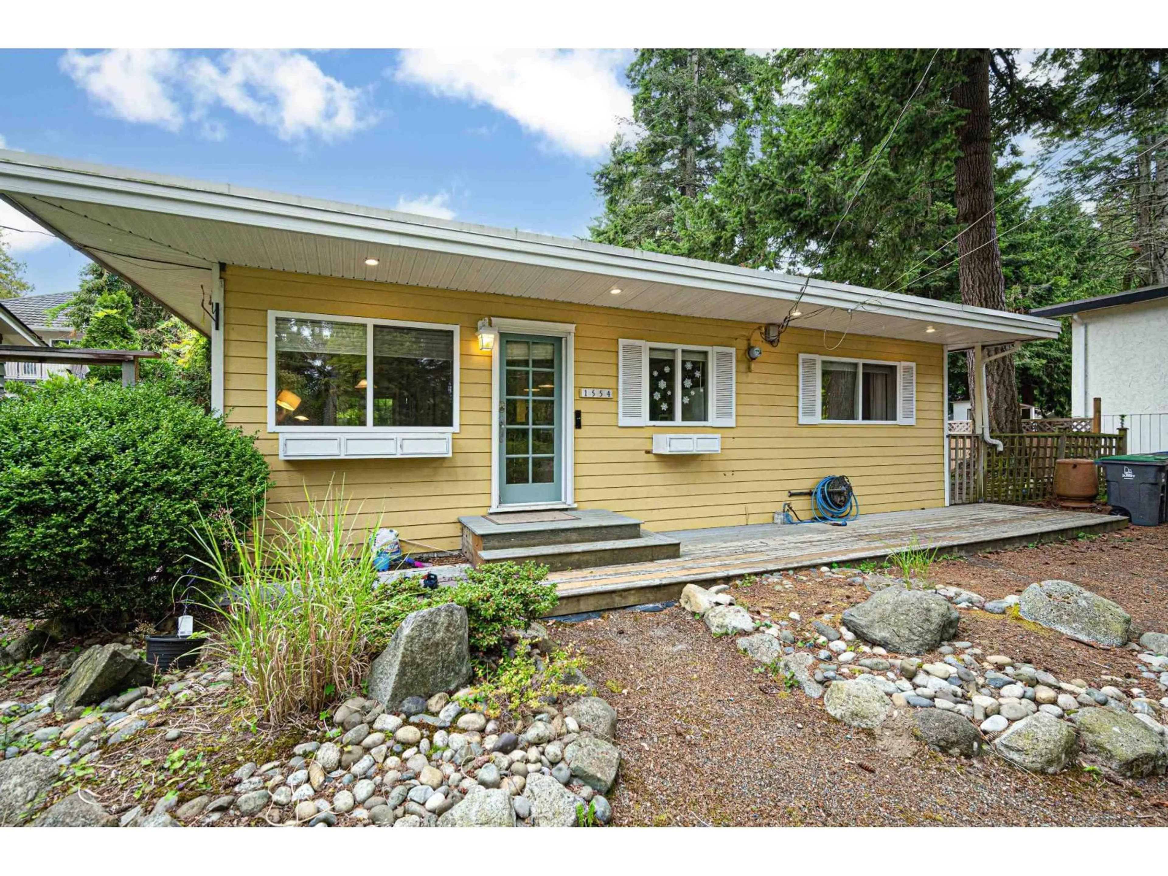 Home with vinyl exterior material, street for 1554 128A, Surrey British Columbia V4A3X5