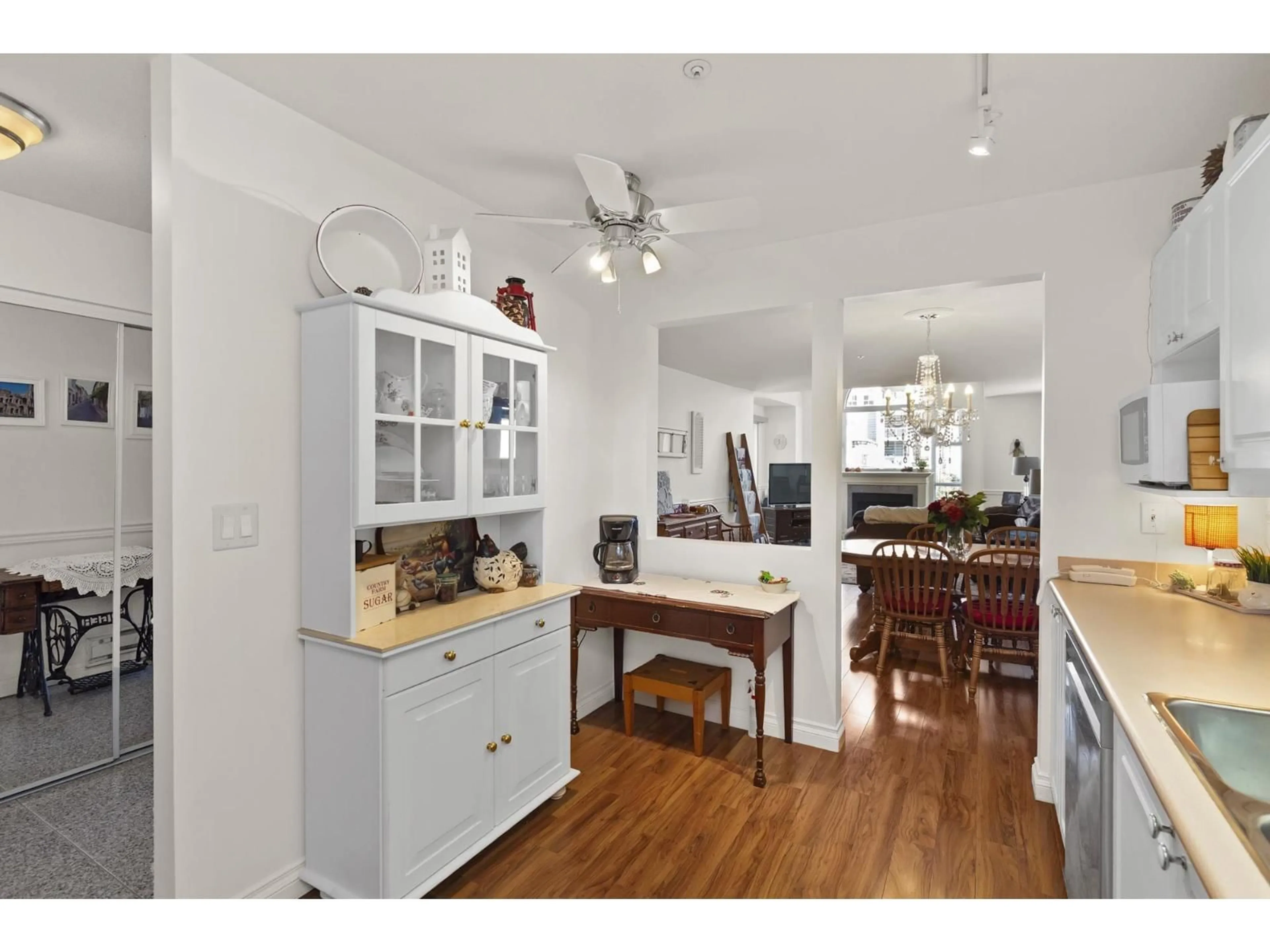 Open concept kitchen, wood/laminate floor for 412 - 2963 NELSON, Abbotsford British Columbia V2S7L6
