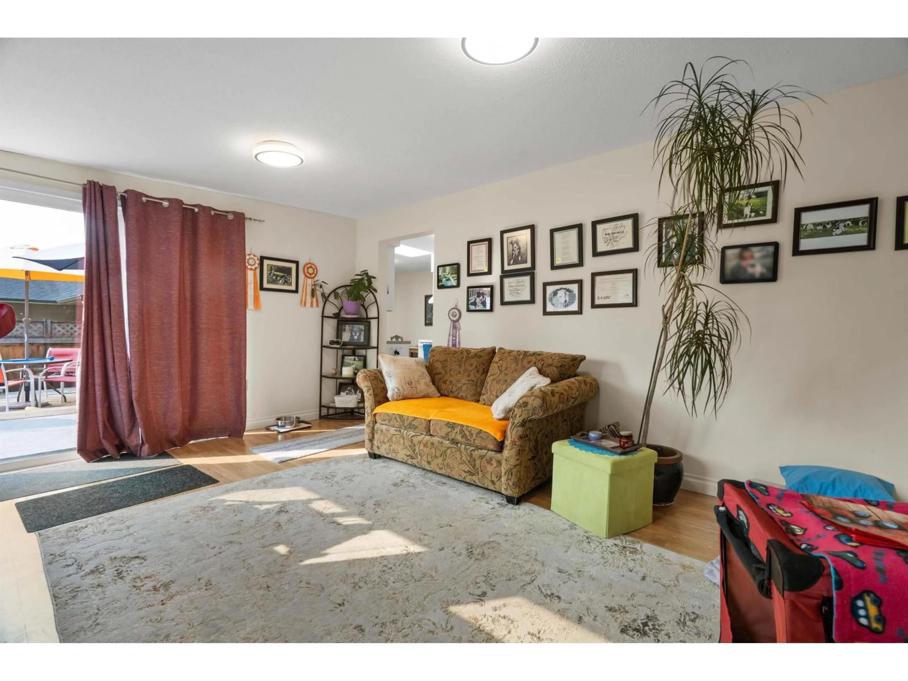 Living room with furniture, unknown for 7790 GRAND, Mission British Columbia V2V3T3