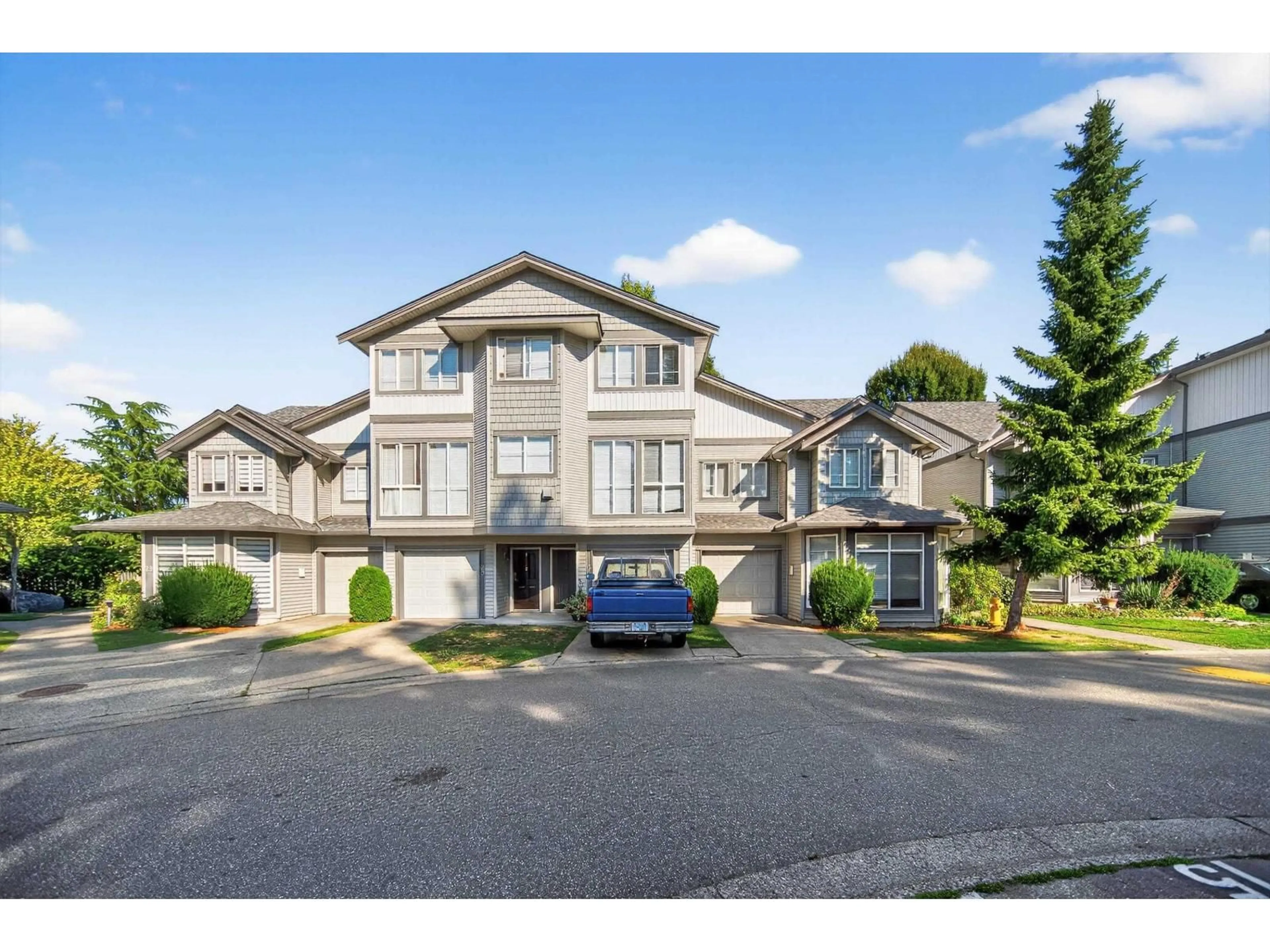 A pic from outside/outdoor area/front of a property/back of a property/a pic from drone, unknown for 30 - 7250 144, Surrey British Columbia V3W1L7